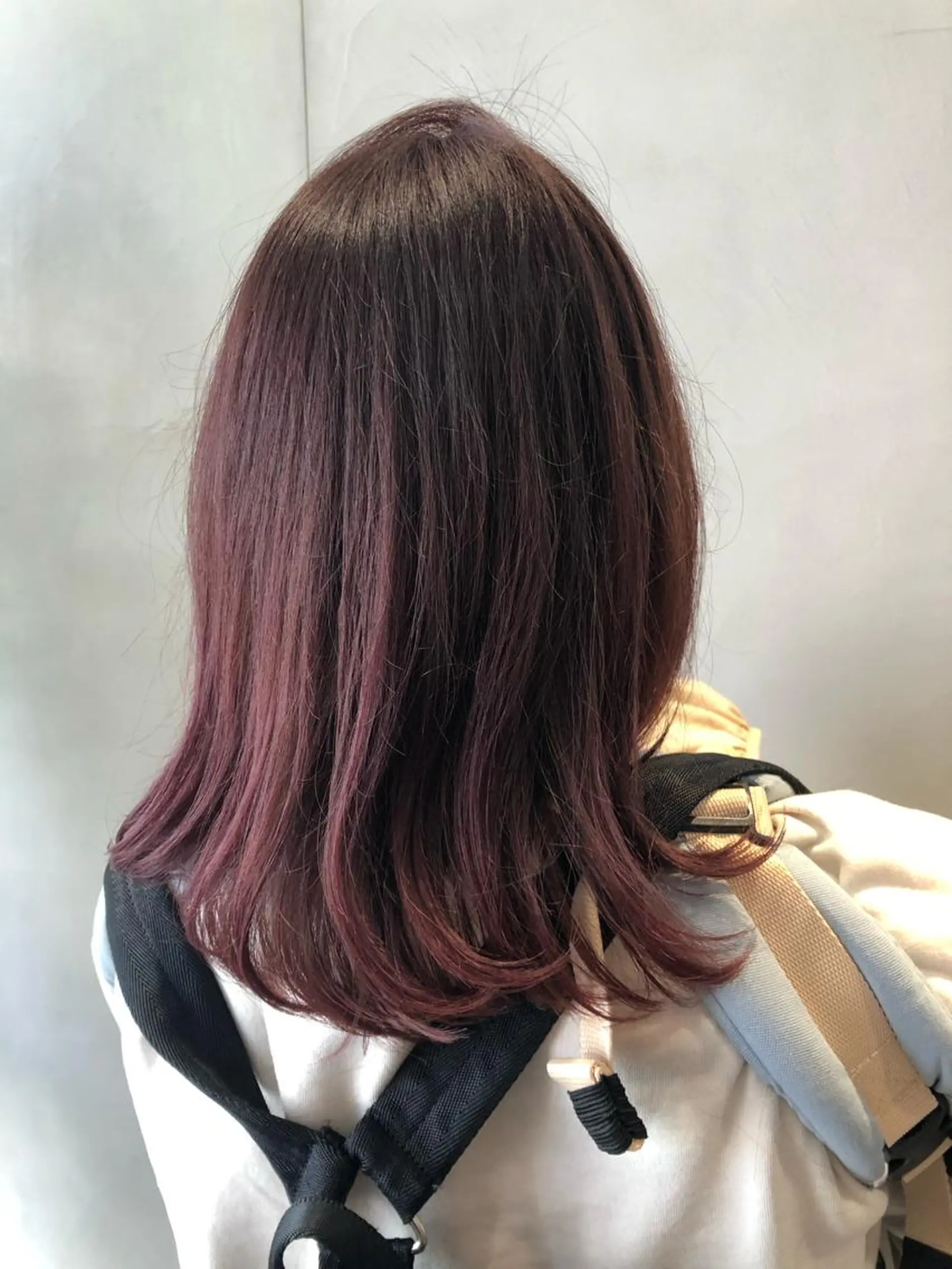 ミディアム カラー 荒木 依莉亜のヘアスタイル