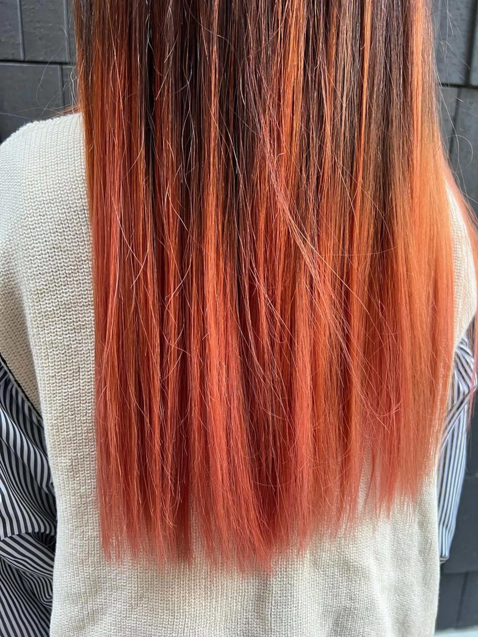 ロング カラー ブリーチ イヤリングカラー グラデーションカラー ハイライトカラー インナーカラー ヘアカラー BEACH HAIR&NAIL所属・両国駅徒歩1分⭐️ アイロン仕上げのヘアスタイル