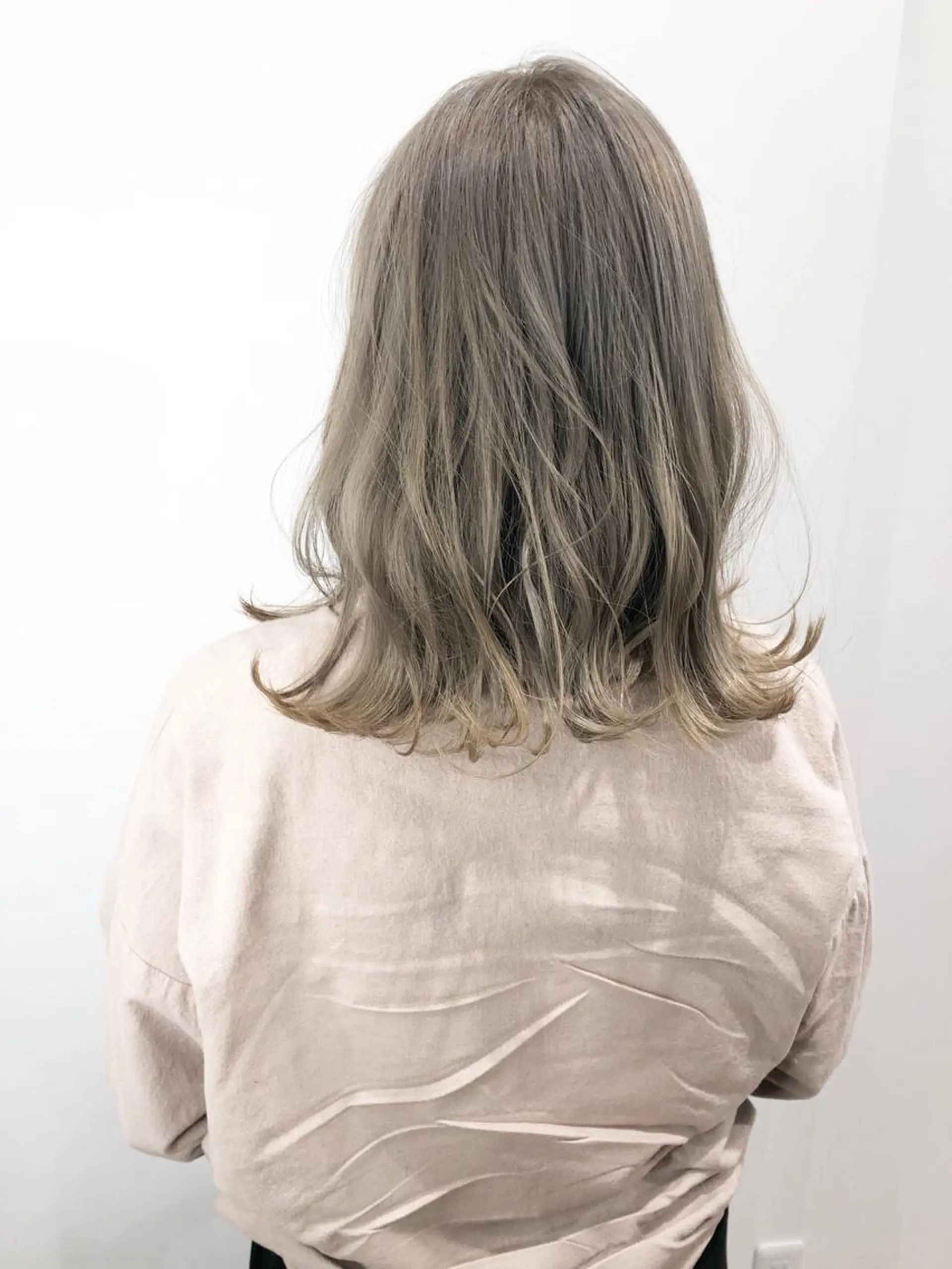 ミディアム カラー ベージュカラー  渡部 妃月のヘアスタイル