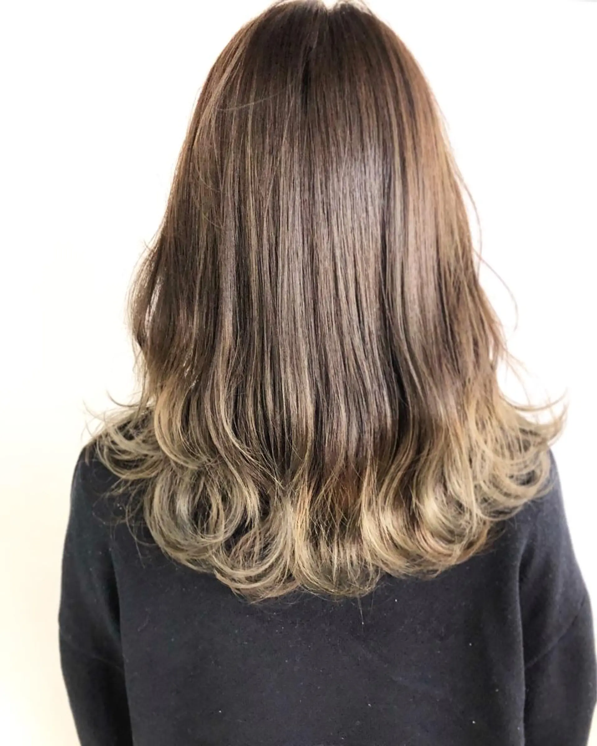 セミロング カラー パーマ ヘアアレンジ メンズ キッズ ネイル マツエク・マツパ グラデーションカラー グラデーション ヘアカラー トリートメント ヘッドスパ 韓国風×透明感カラー 髪質改善オタベシンヤのヘアスタイル