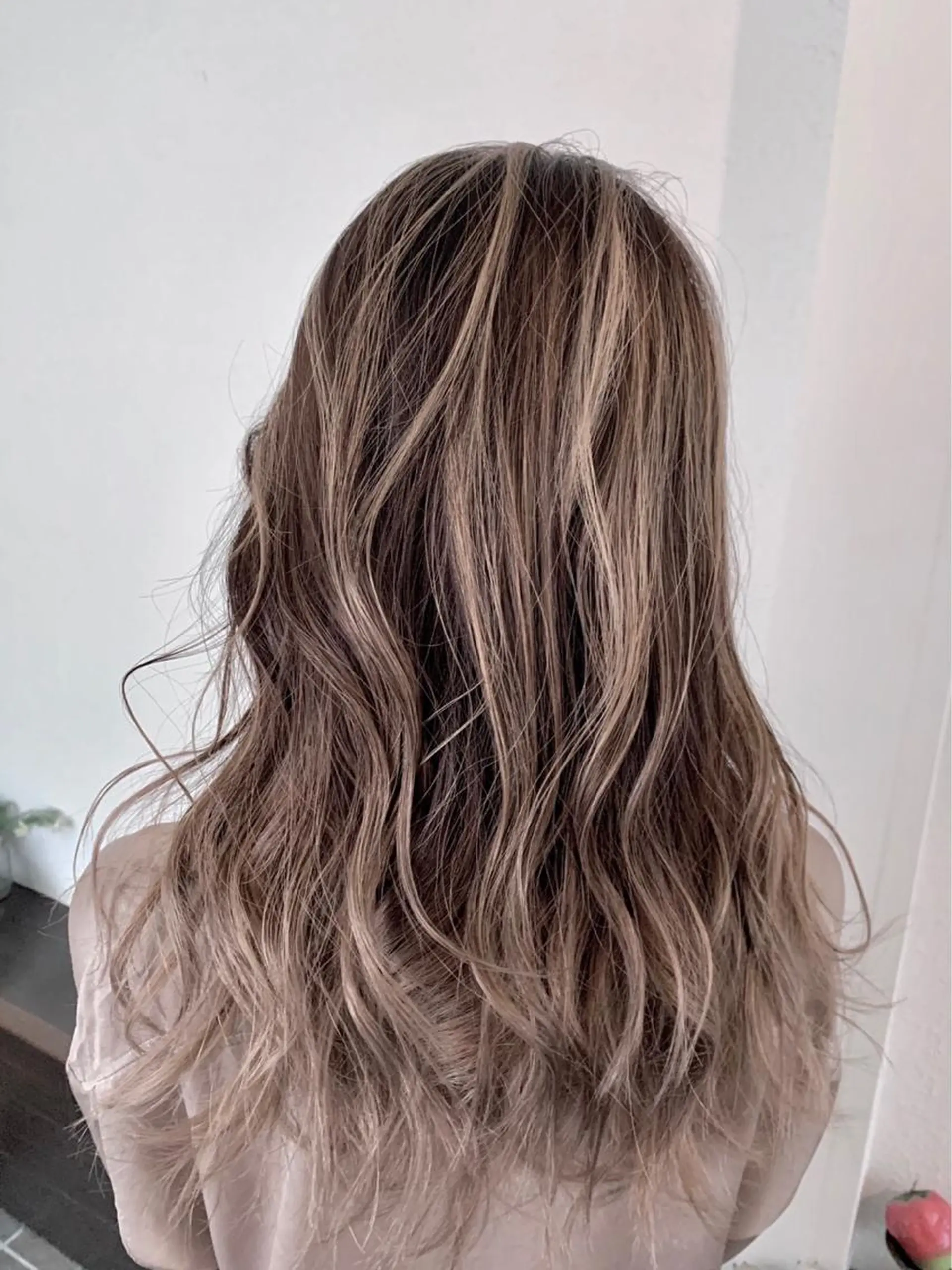 ロング カラー ヘアアレンジ バレイヤージュ グラデーションカラー グレージュ ハイライトカラー メッシュ N° uairo 川崎店【ユアイロ】のヘアスタイル