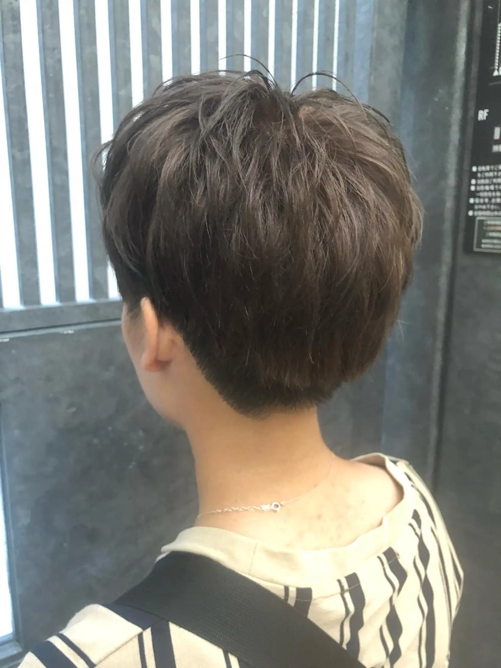 ショート カラー ウルフカット／吉村 桃子のヘアスタイル