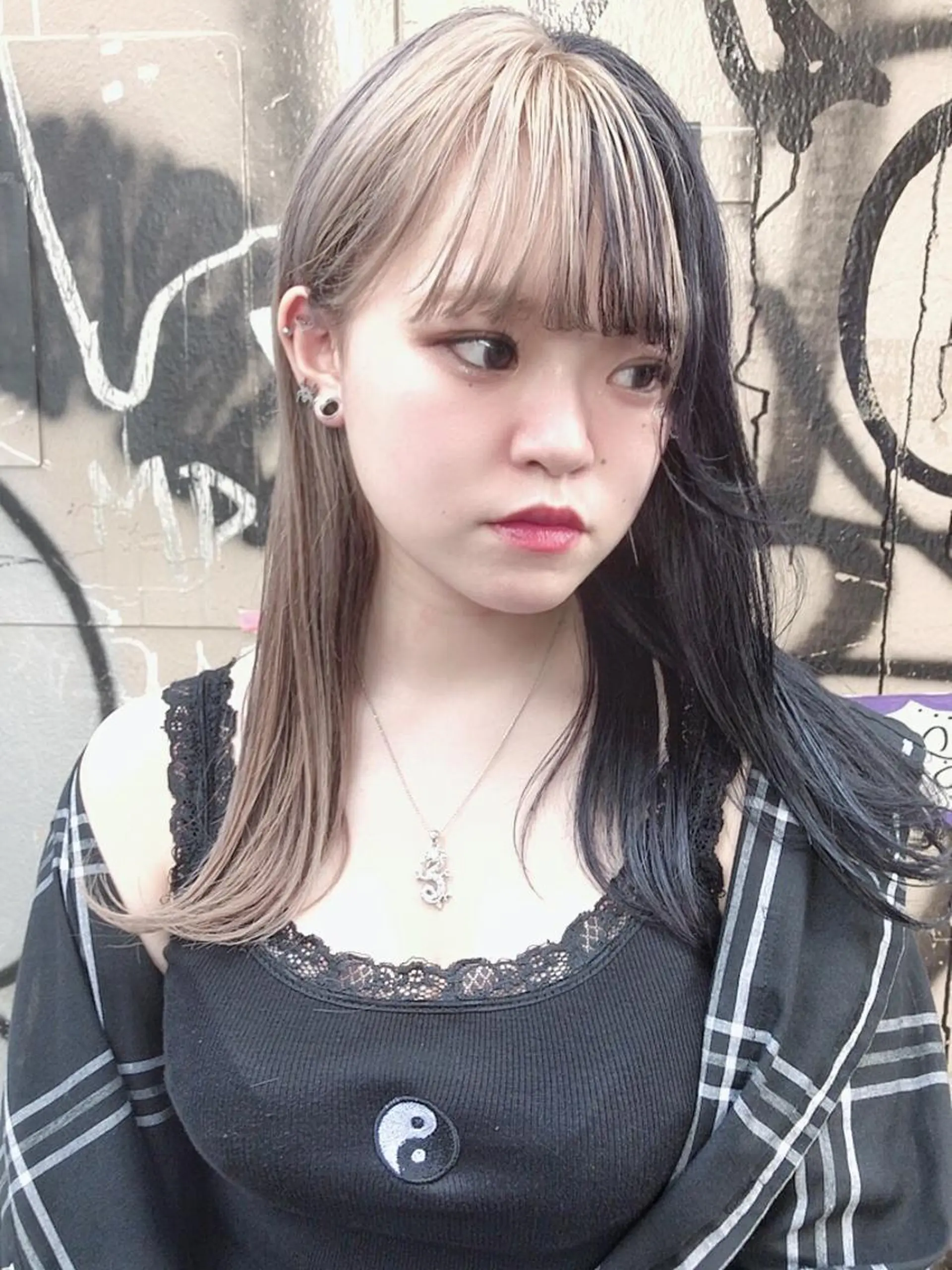 ミディアム カラー ツートーンカラー ホワイト&レイヤーカ ットエクステ長畠俊輔のヘアスタイル