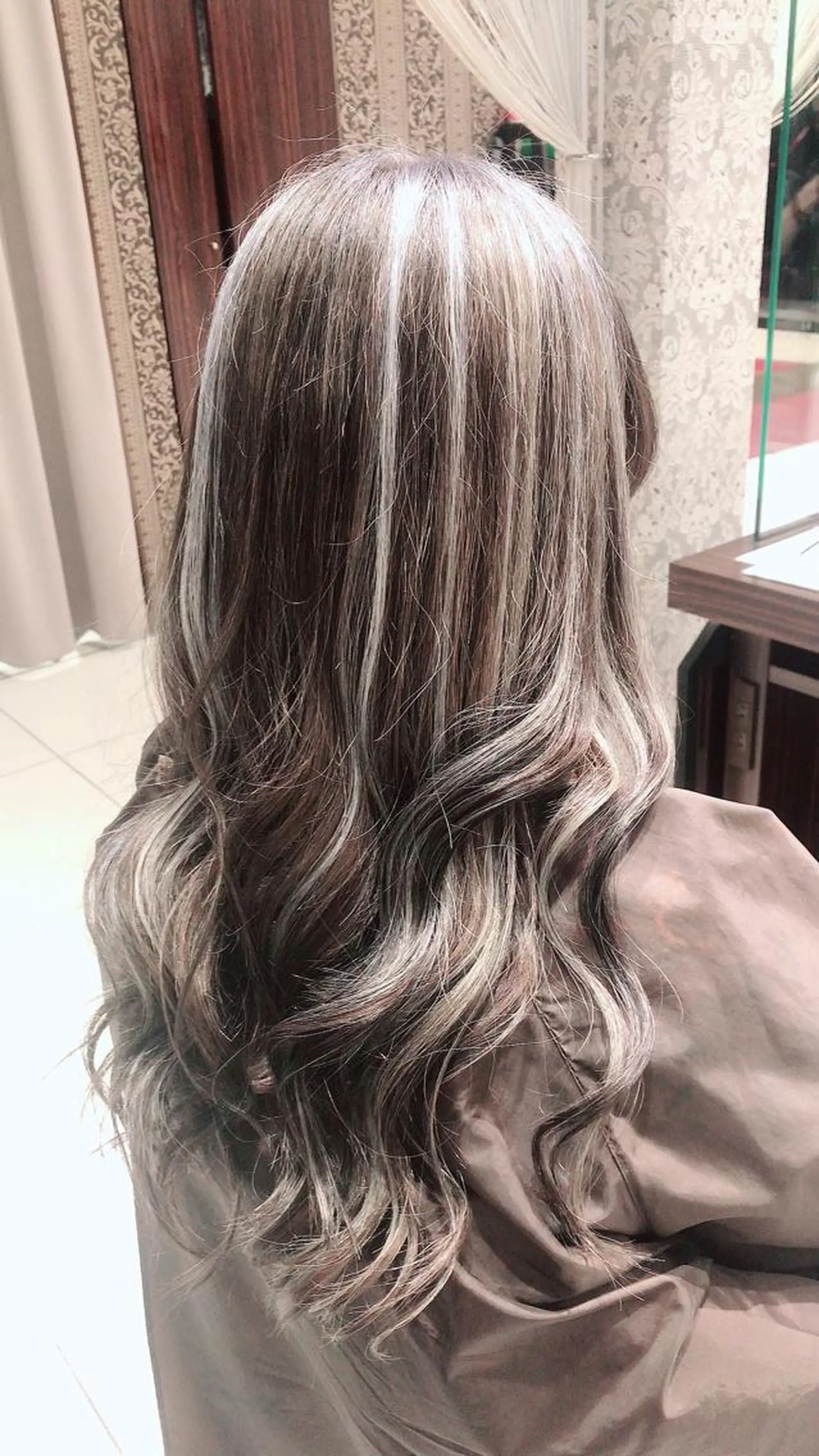 ロング カラー ブリーチ ハイライトカラー シルバー ハイライト SEA BELLE YASUのヘアスタイル