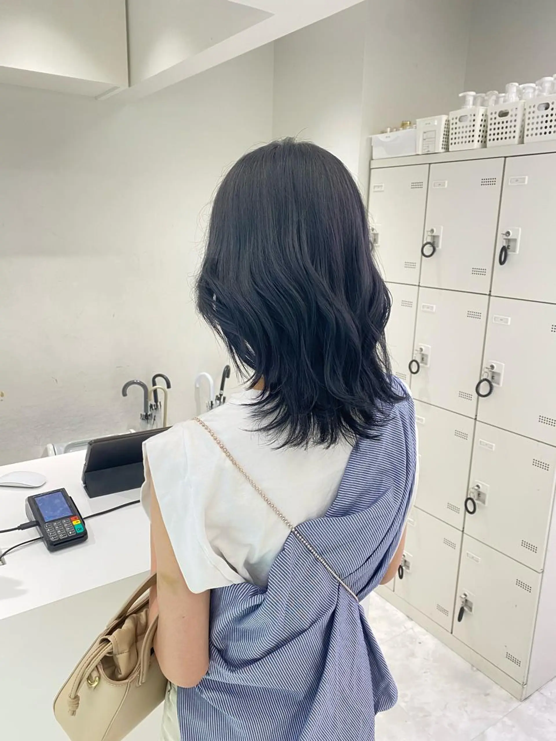 ミディアム カラー 黒髪 ブルーカラー ブルーブラック junna‎🤍調布 まつ毛/眉 激安のマツエク・マツパデザイン