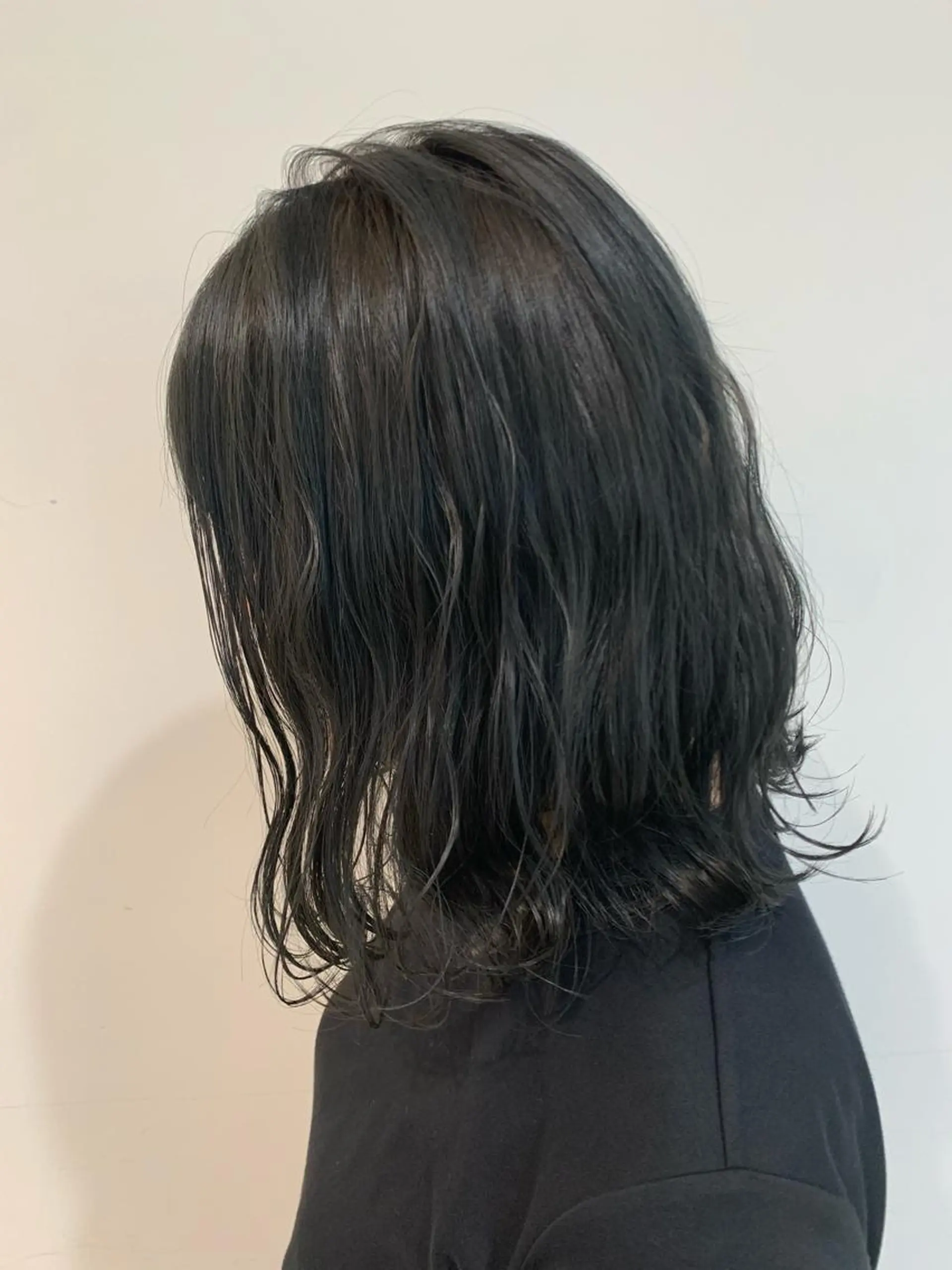 ミディアム カラー 青柳 有咲のヘアスタイル