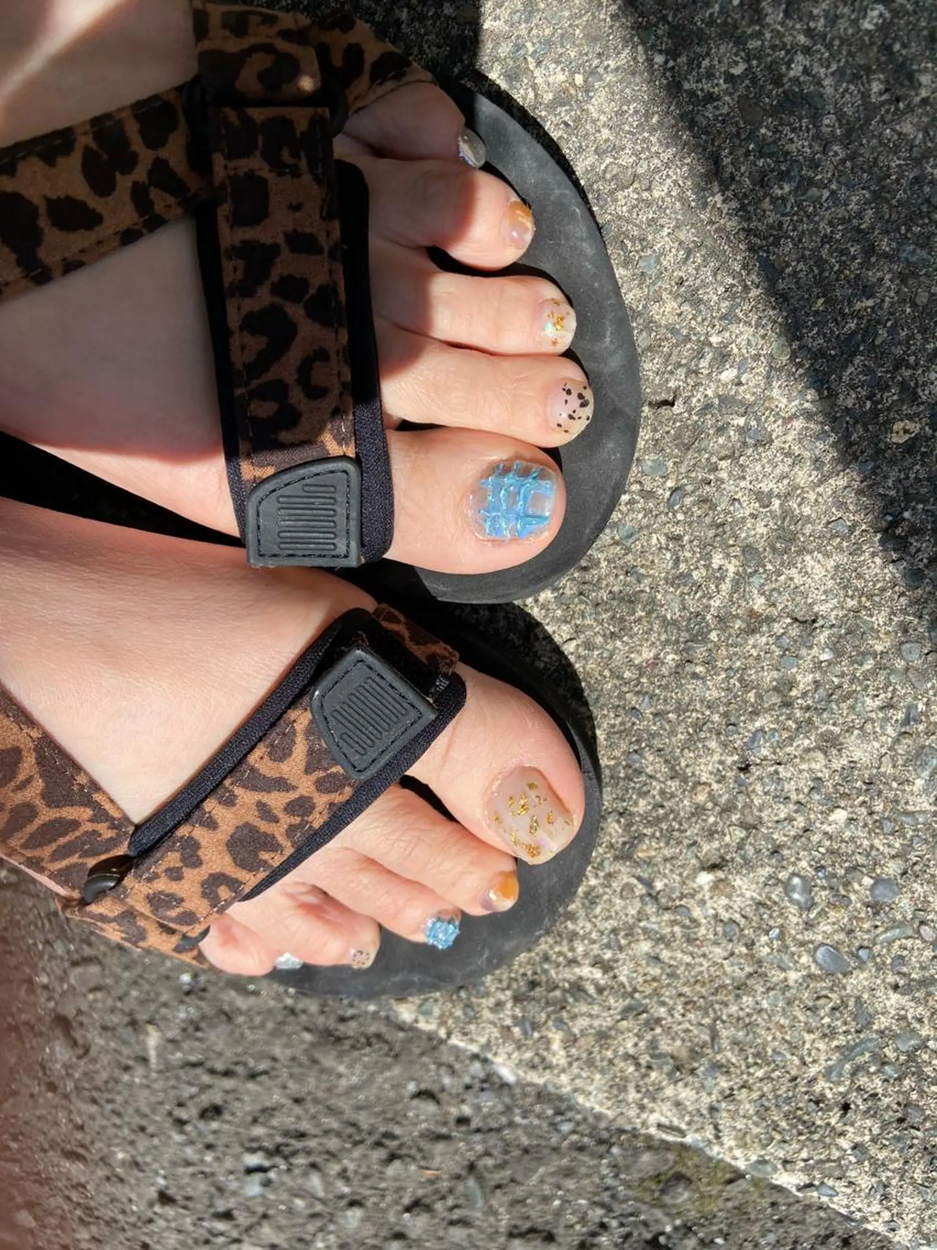 ネイル フットネイル ジェルネイル 水色 ニュアンスネイル . unffのネイルデザイン