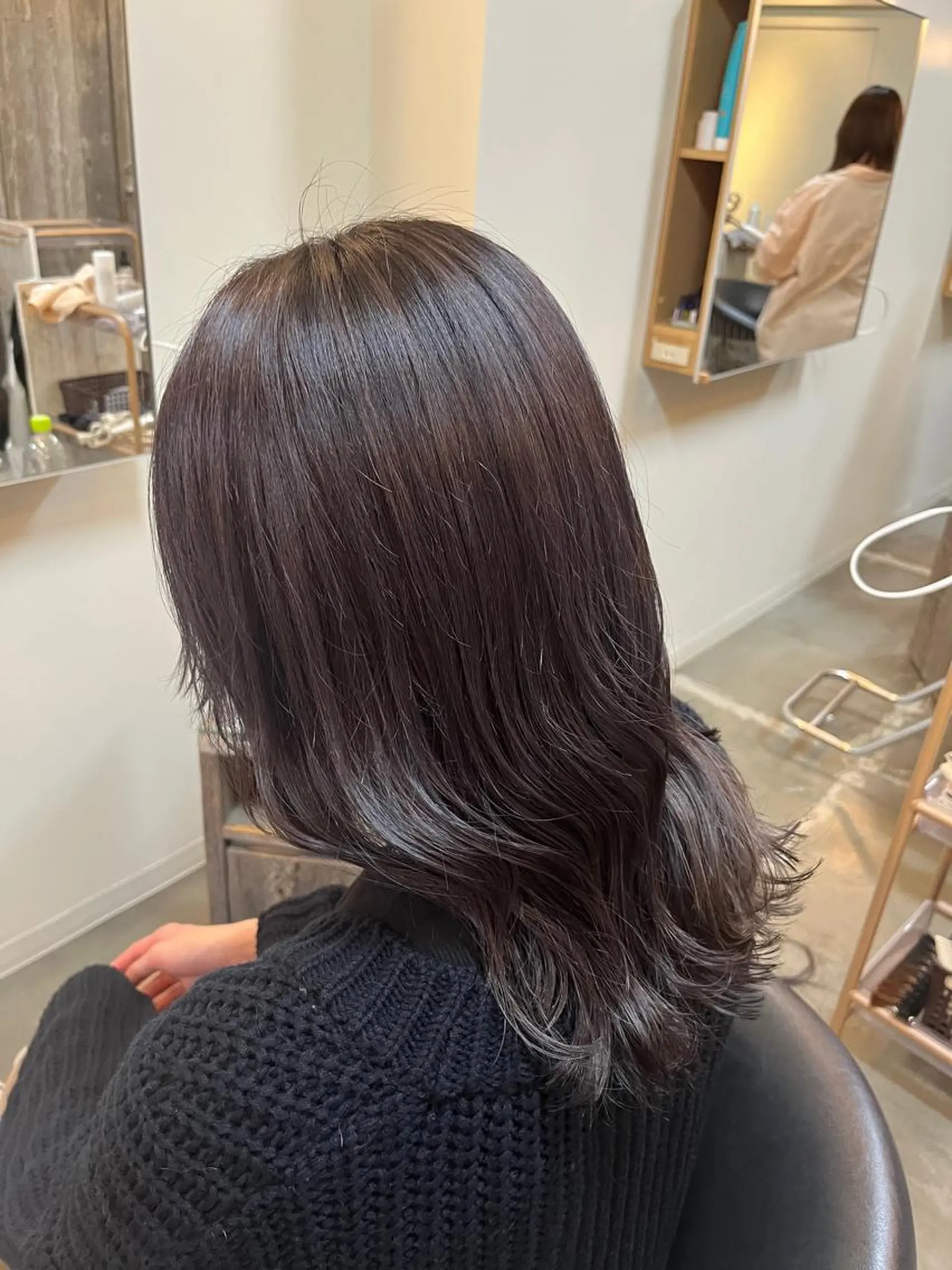 セミロング カラー グレージュ ラベンダーカラー ラベンダーグレージュ ラベンダーグレー 三品 早妃のヘアスタイル