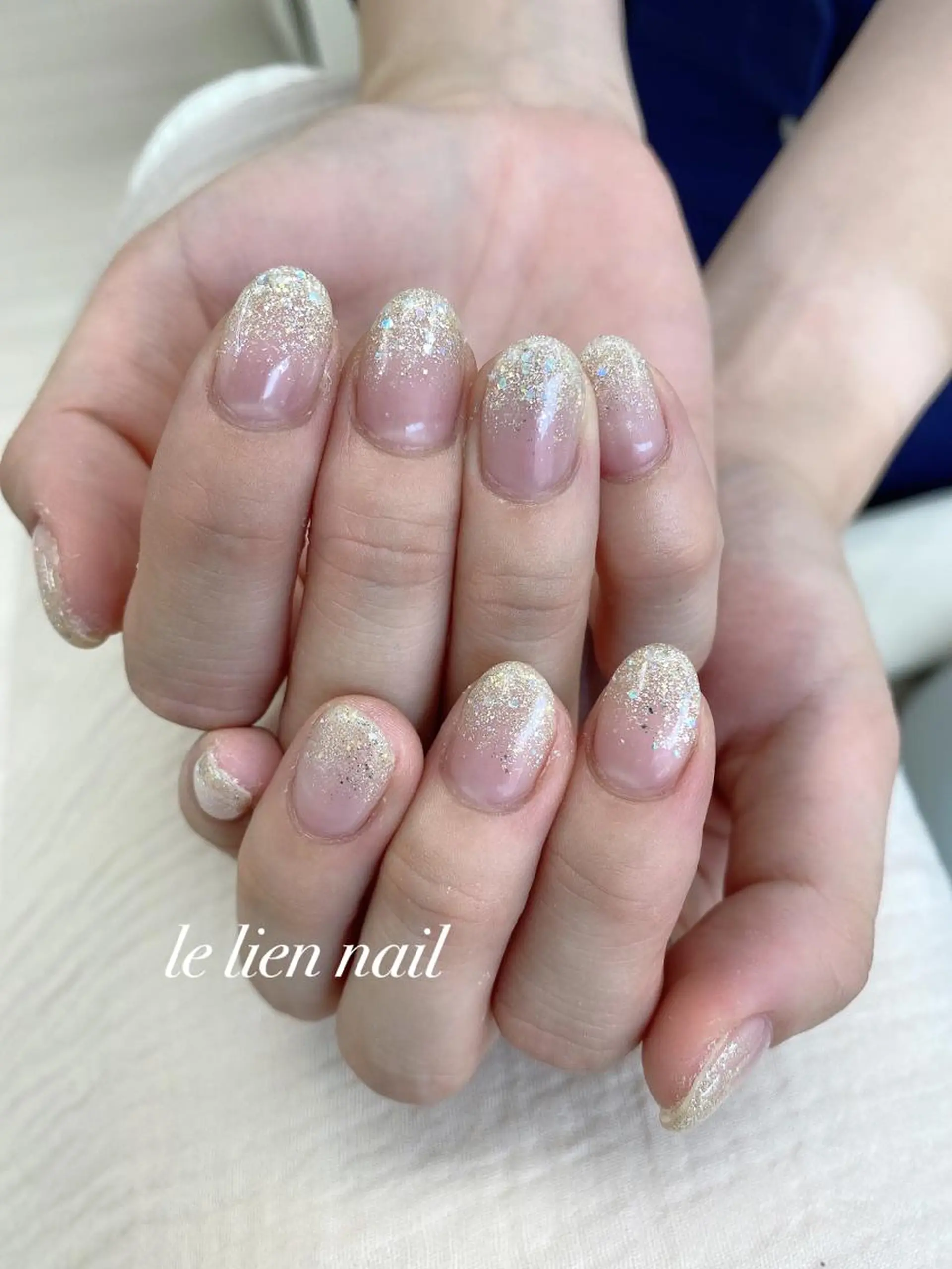 ネイル オーロラネイル グラデーション ラメ(グリッター) ラメグラデーション シルバー le lien nailのネイルデザイン