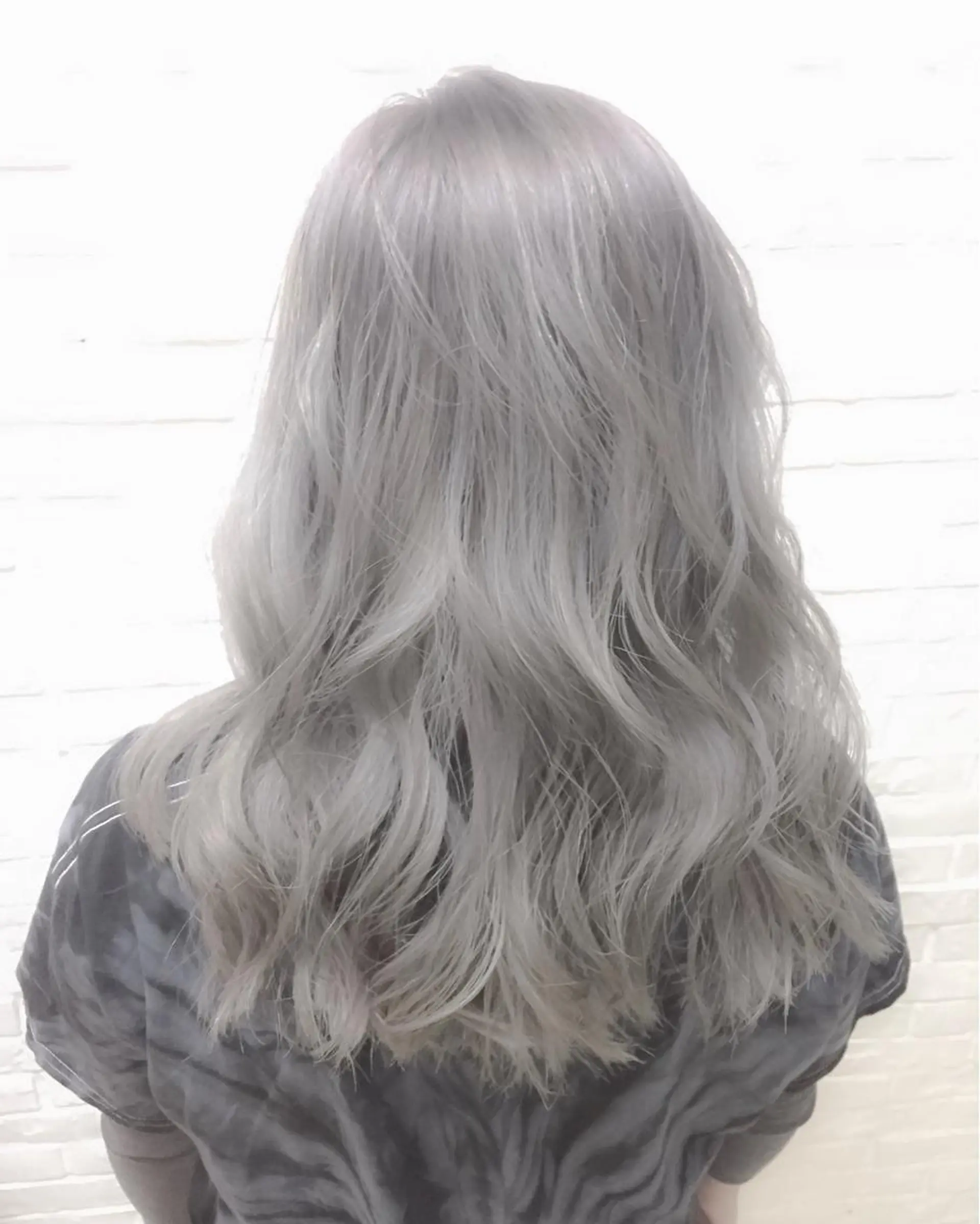 ミディアム セミロング ロング カラー シルバー エクステリピート率 No.1 菊池　悠介のヘアスタイル