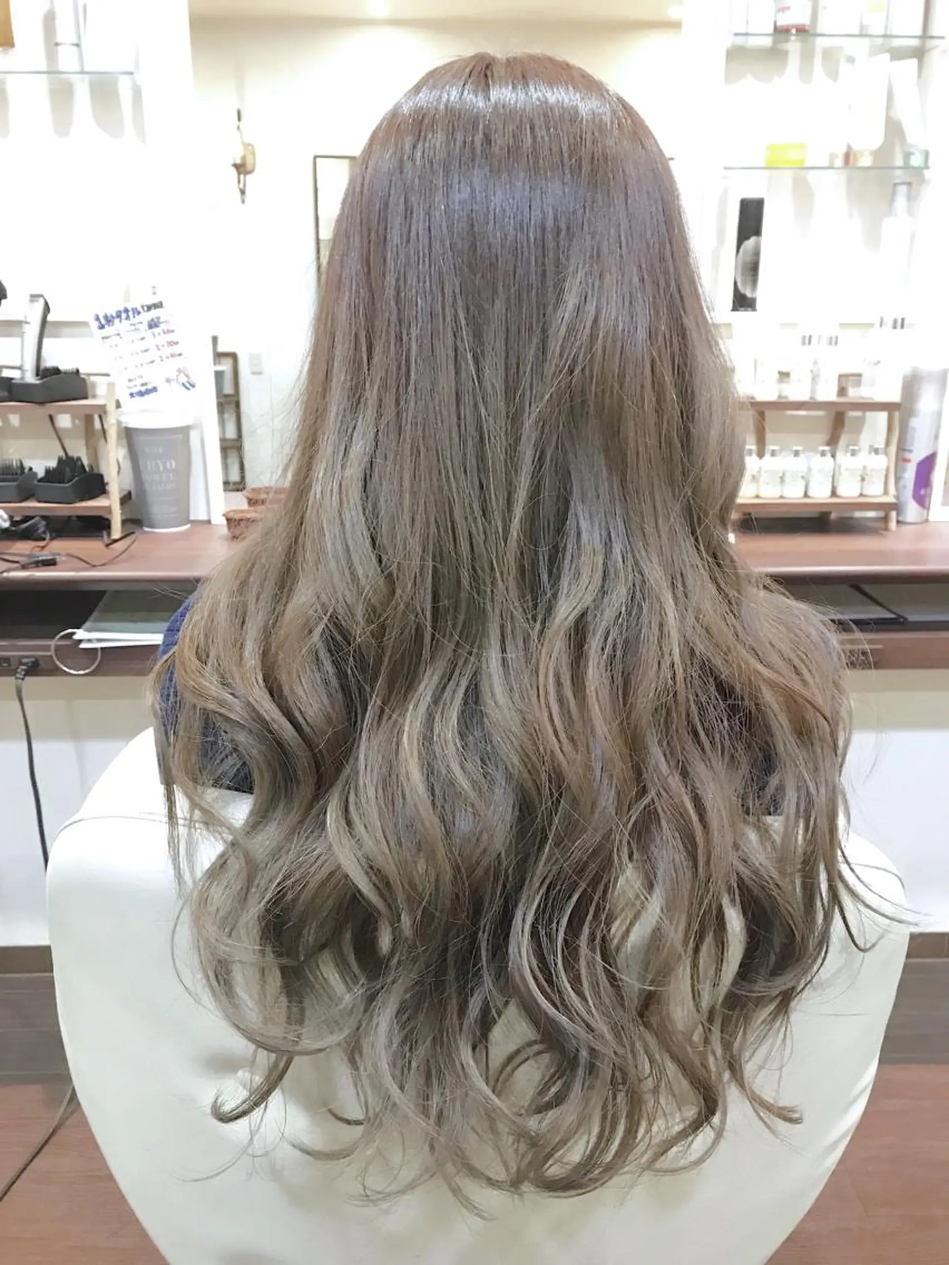 ロング カラー アッシュ ベージュカラー グラデーションカラー パーマ One's~beauty&relax~所属・加藤 憂のヘアスタイル