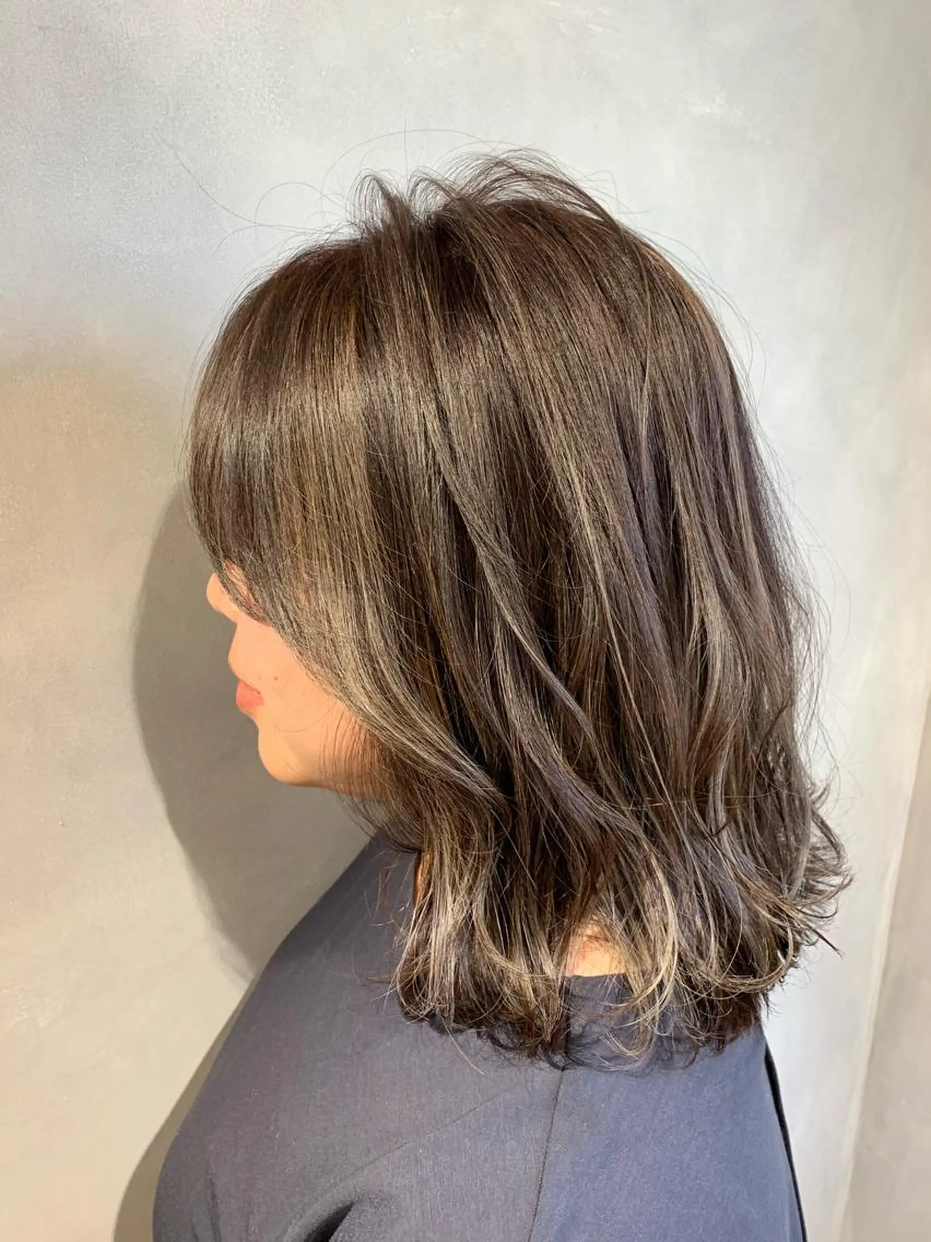 ミディアム カラー ヘアアレンジ グレージュ ハイライトカラー シアーグレージュ 顔周りカット ハイライト 岩本 栄輝のヘアスタイル