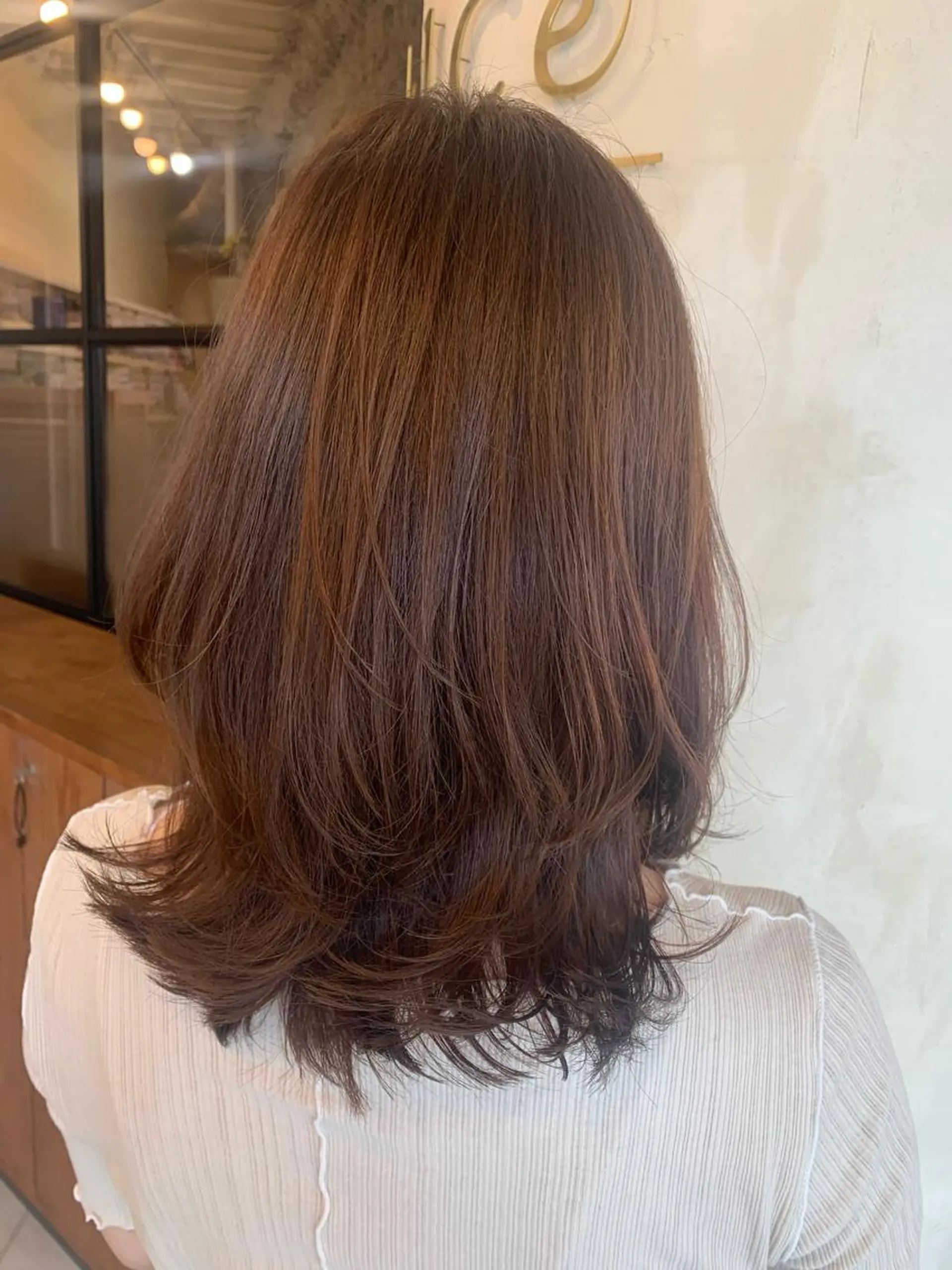 セミロング カラー ベージュカラー ブラウンカラー ショコラブラウン くびれヘア 韓国風ヘア カット ヘアカラー 藤間 帆乃夏（とうまほのかのヘアスタイル