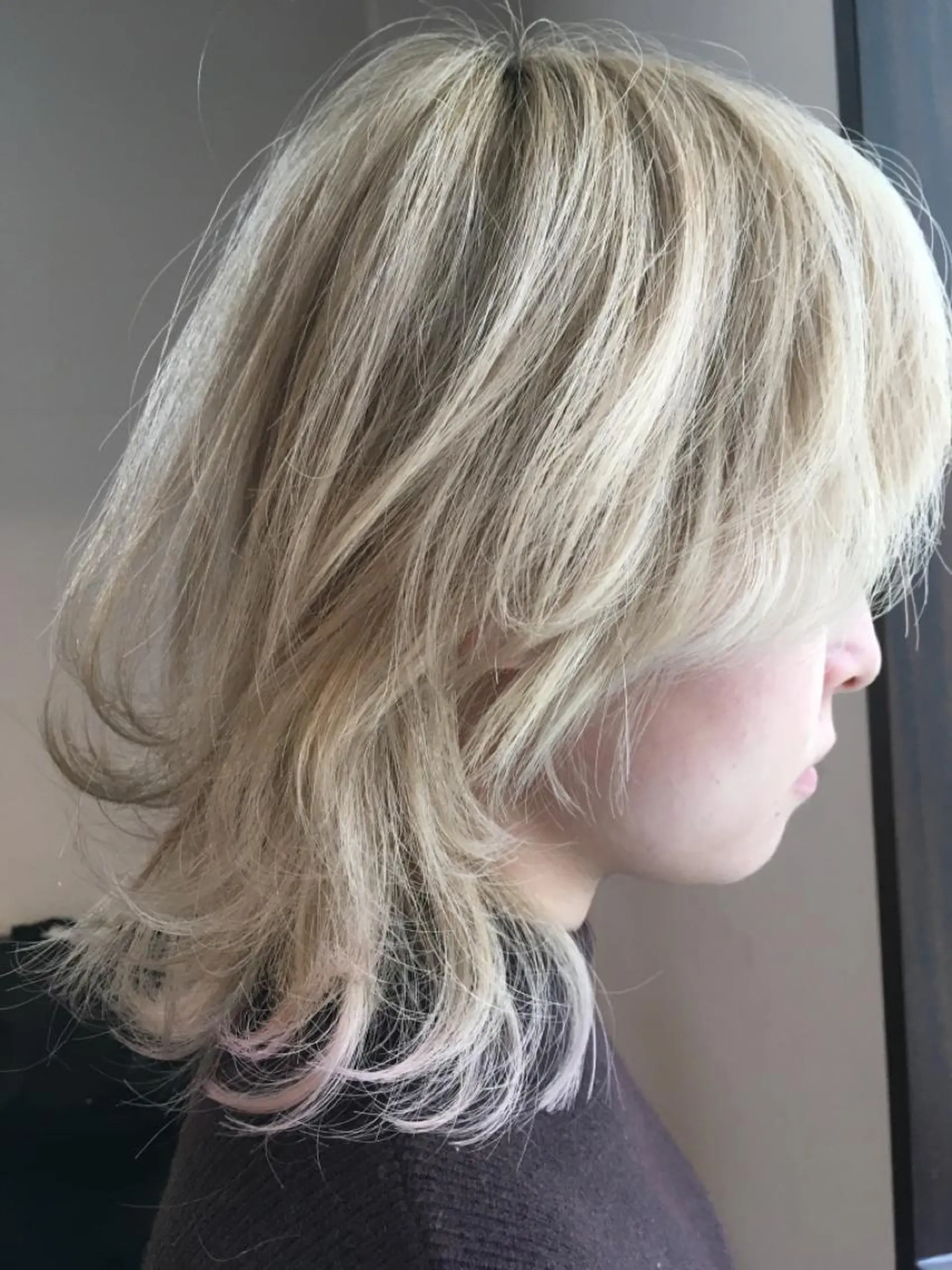 ミディアム カラー ベージュカラー ブリーチ ペールベージュ roost 優のヘアスタイル