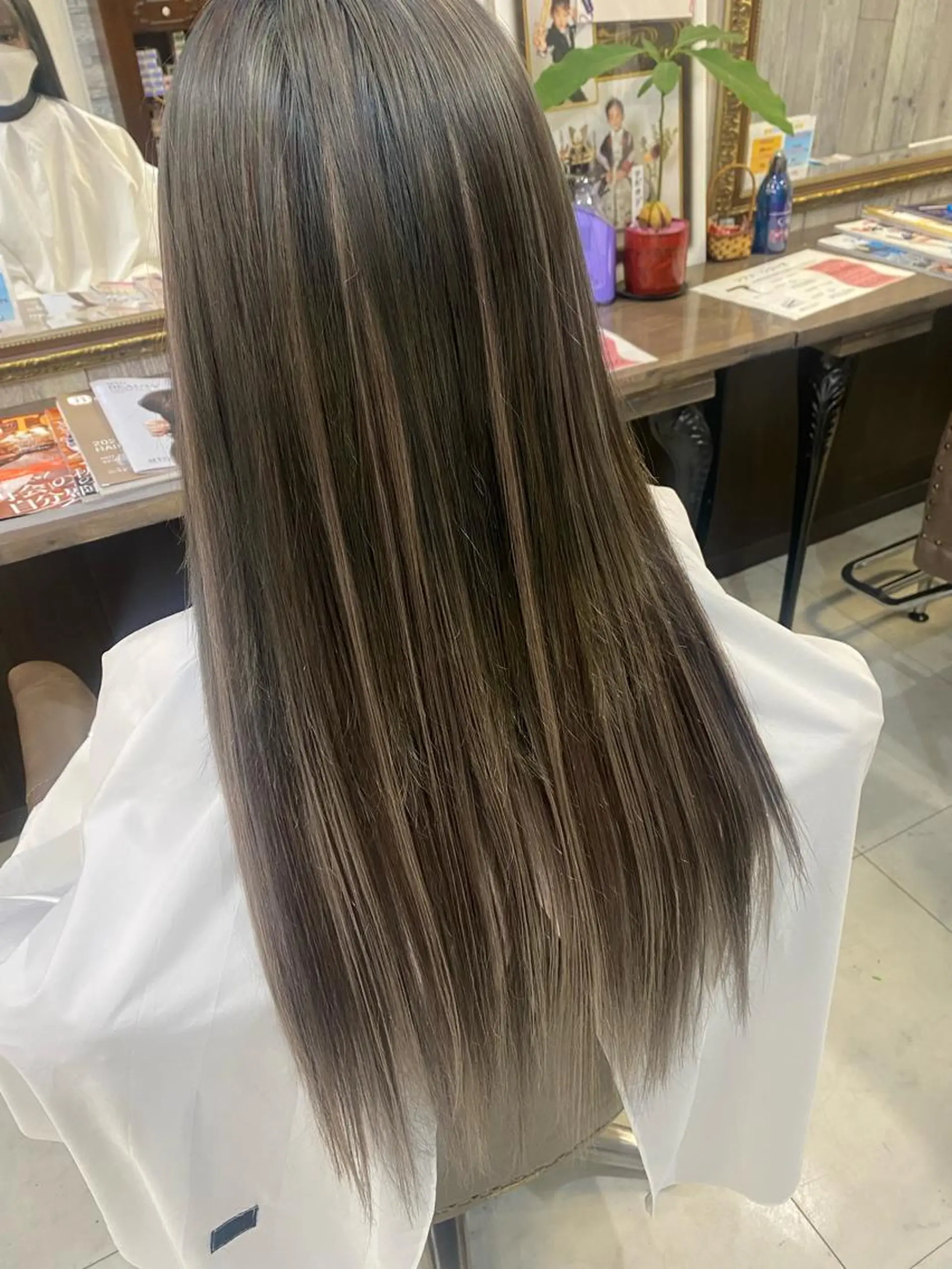 ミディアム 土屋朱理/ ハイトーンカラーのヘアスタイル