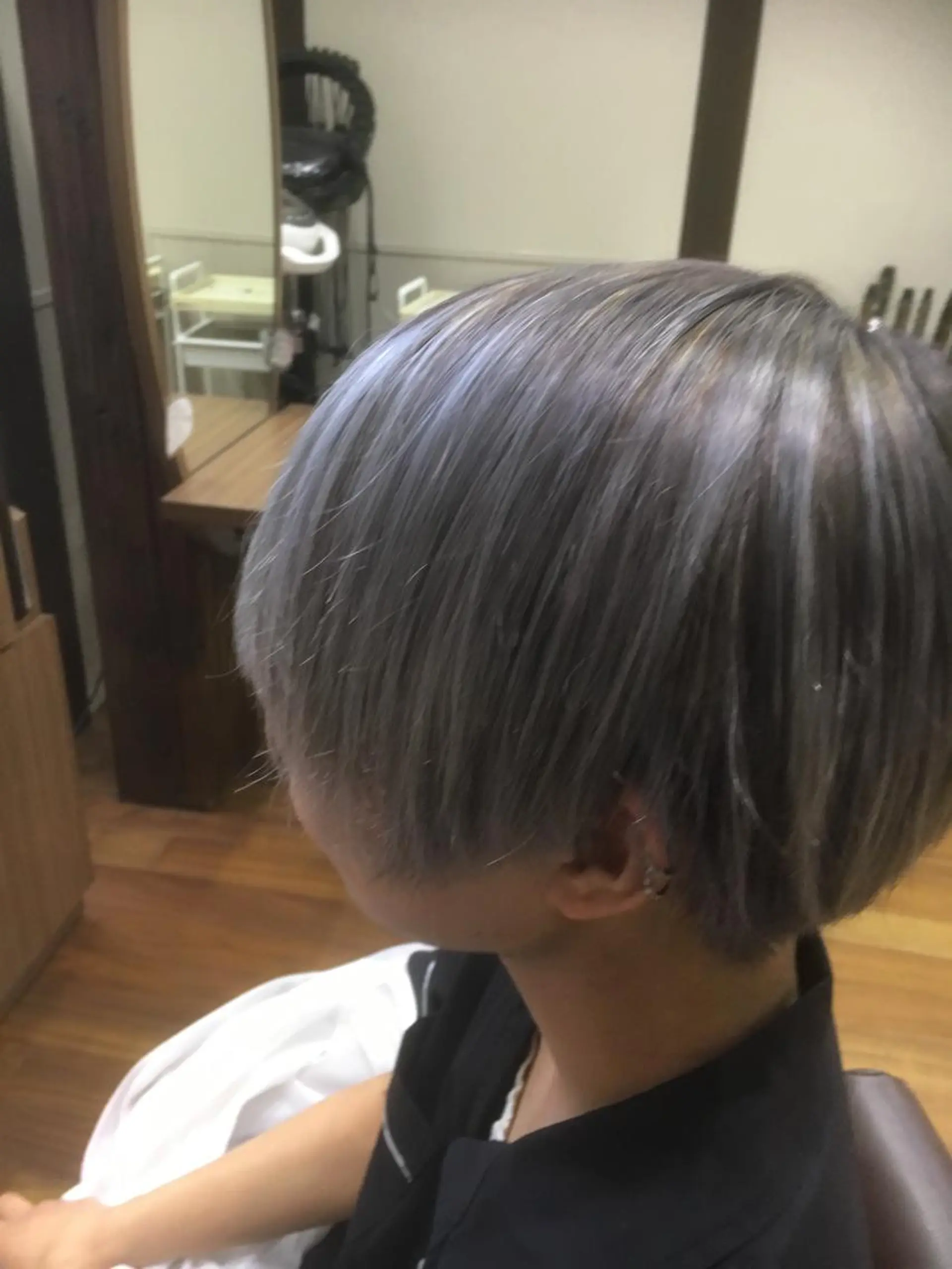 ショート カラー ブリーチ シルバー シェアサロン　シエナ所属・東條 克義のヘアスタイル