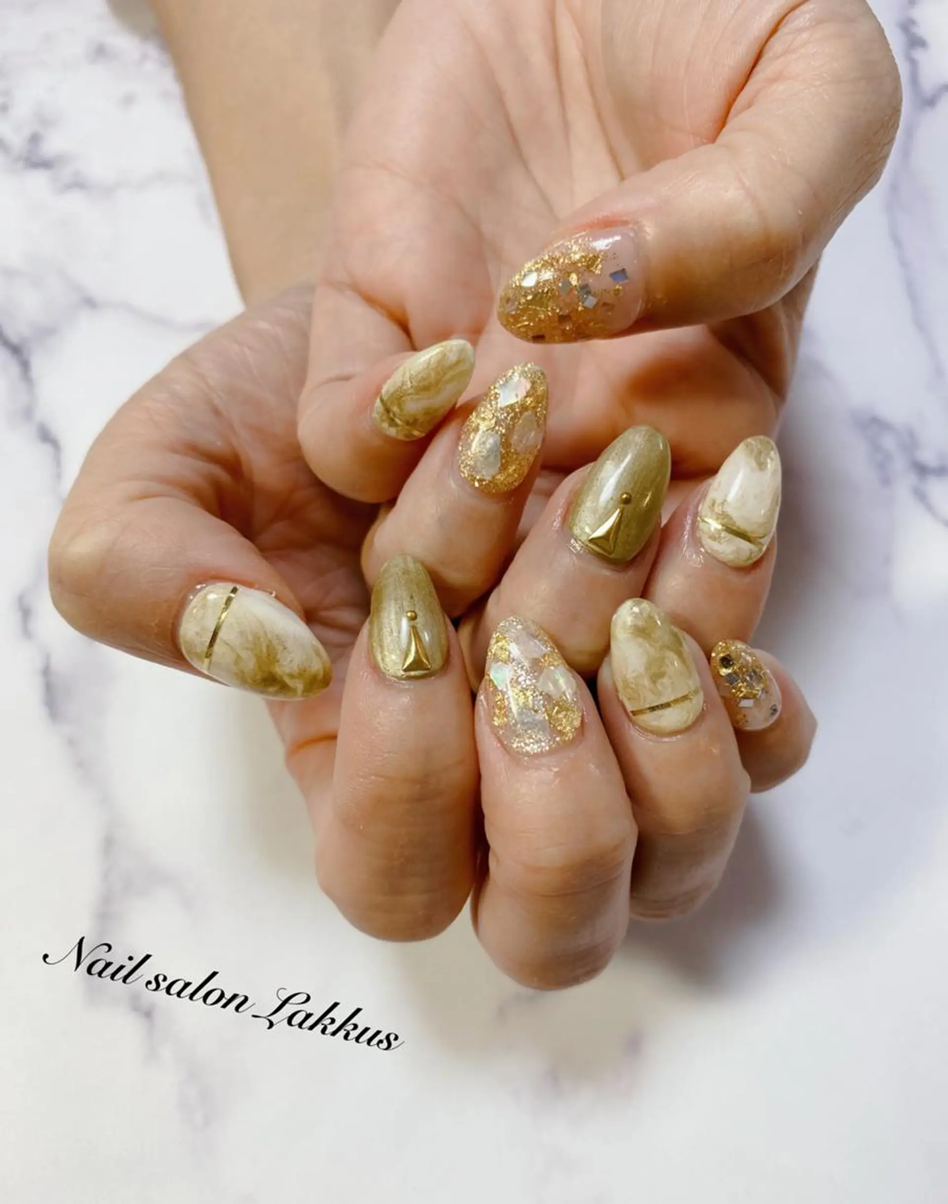 ネイル ゴールド ホワイト Lakkus T－CHIのネイルデザイン