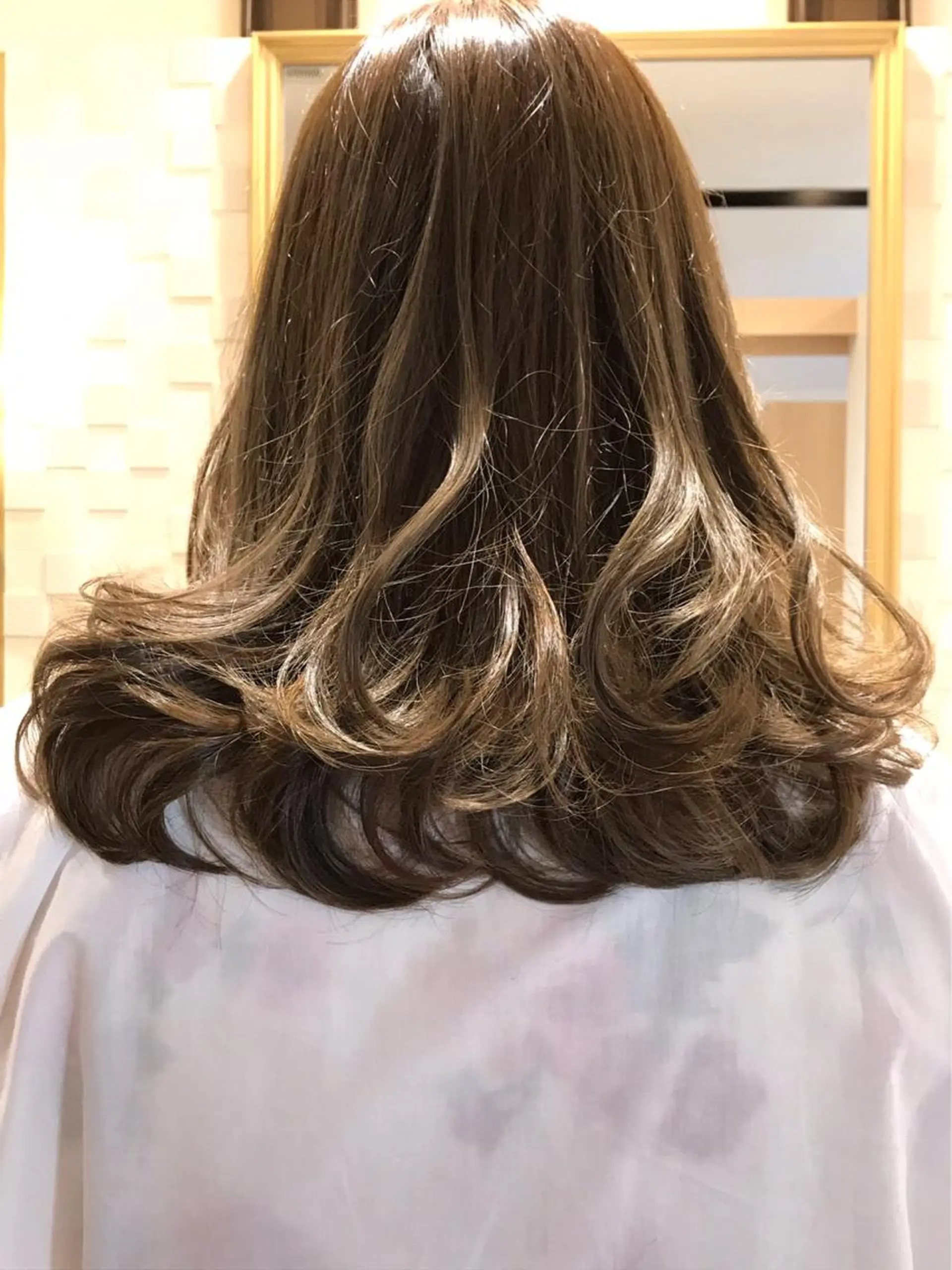 ロング カラー アッシュ デザインカラー グラデーションカラー ハイトーンカラー イルミナカラー BIANCO北堀江 AKANEのヘアスタイル