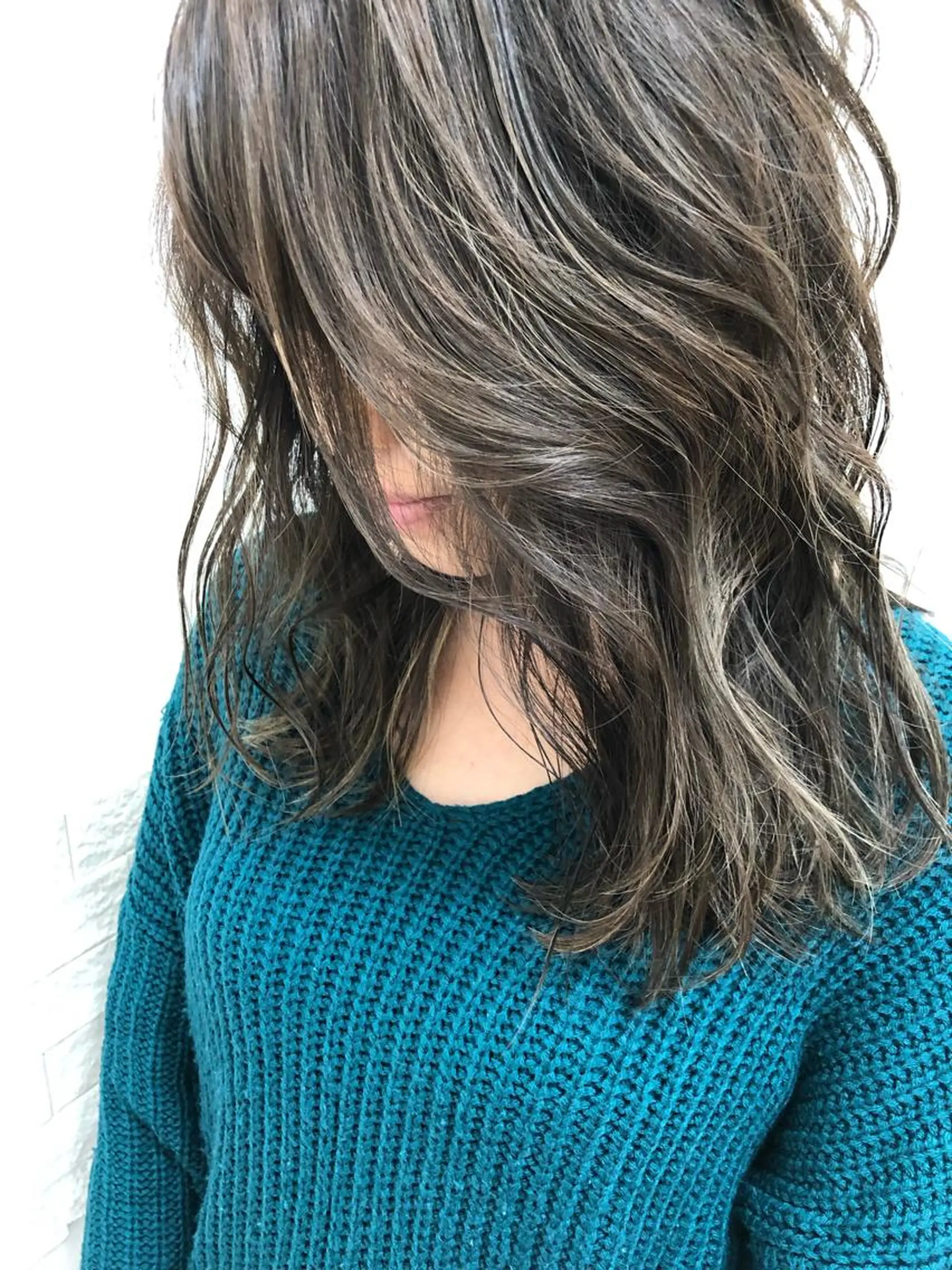 セミロング カラー 抜きっぱなしブロンド ハイライトカラー ハイライト ヘアカラー ショート 嶋津祥希のヘアスタイル