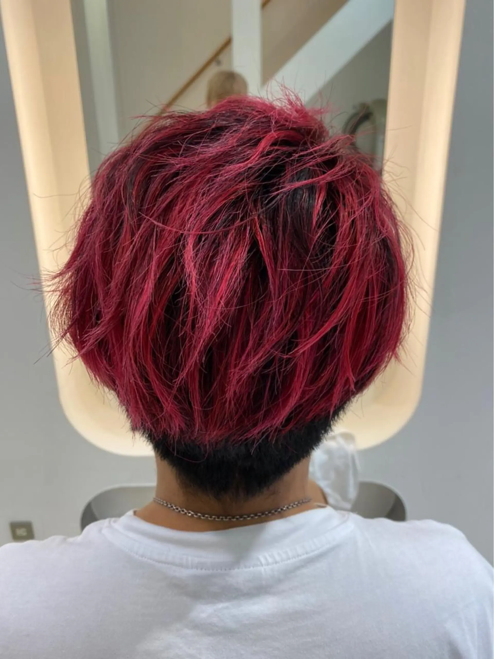 ショート カラー ネイル マツエク・マツパ ブリーチ 赤色 ヘアカラー 堀井 凌平のヘアスタイル