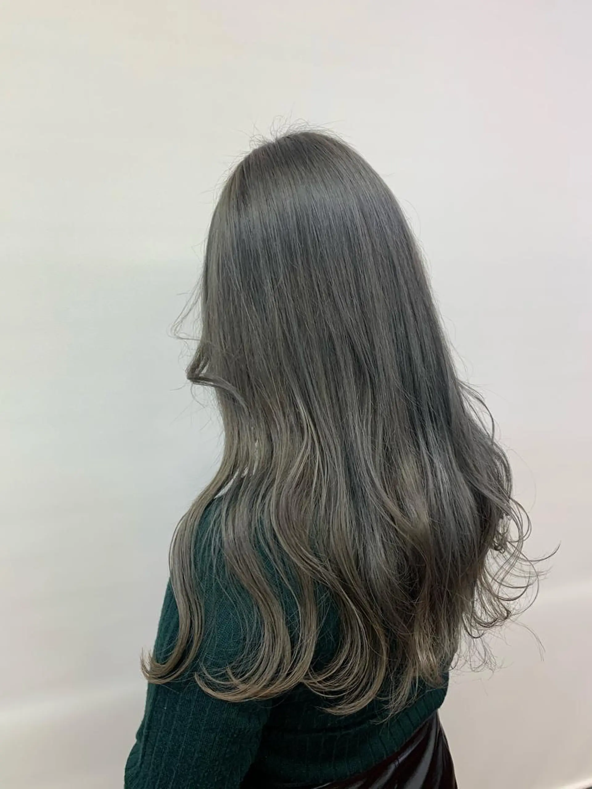 セミロング アッシュ 山嵜 かなのヘアスタイル