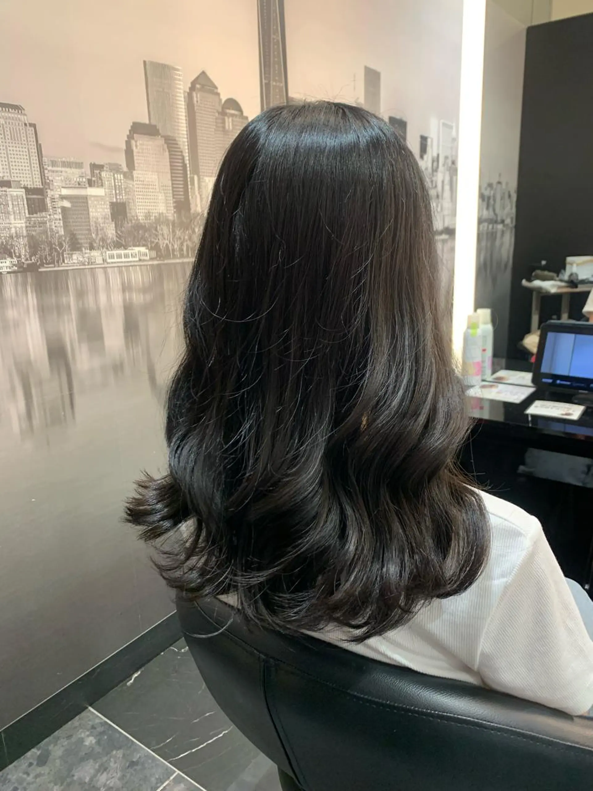 ロング ヨシンモリ レイヤーカット 艶髪/白髪ぼかし ヘッドスパ/大野結菜のヘアスタイル