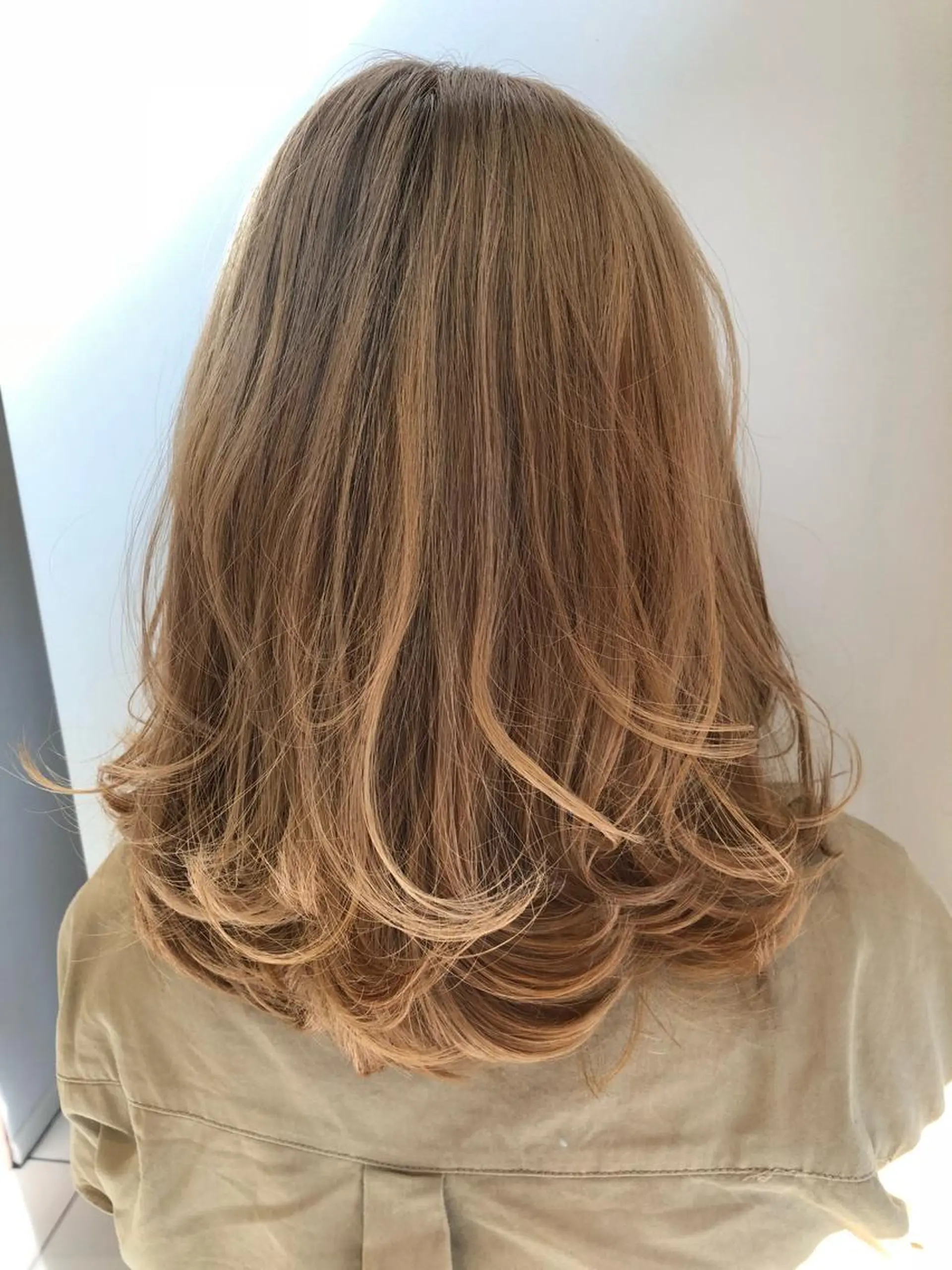 ミディアム カラー ベージュカラー ブリーチ イルミナカラー ミルクティーベージュ 船戸 靖子のヘアスタイル