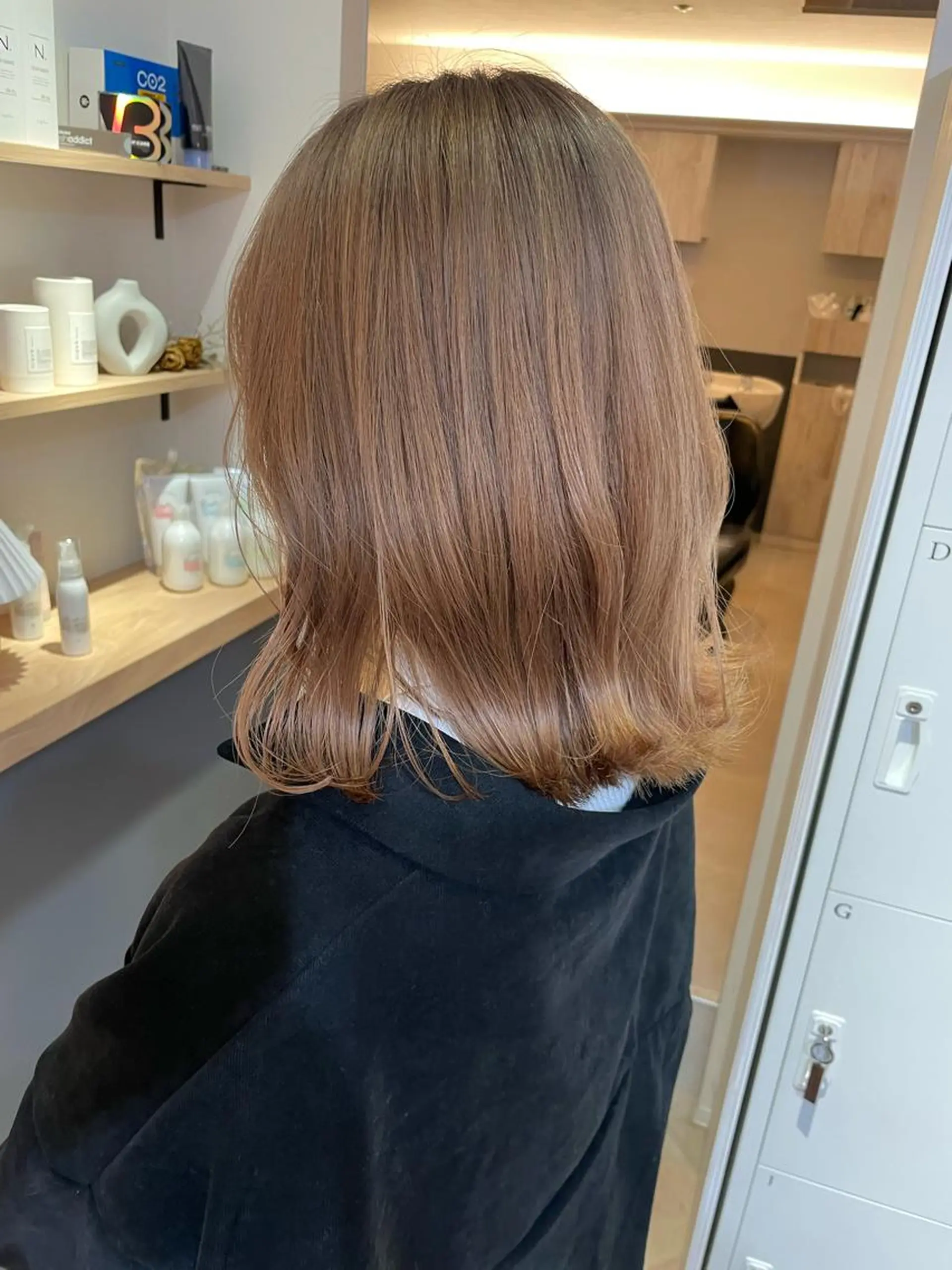 ミディアム カラー akane .のヘアスタイル