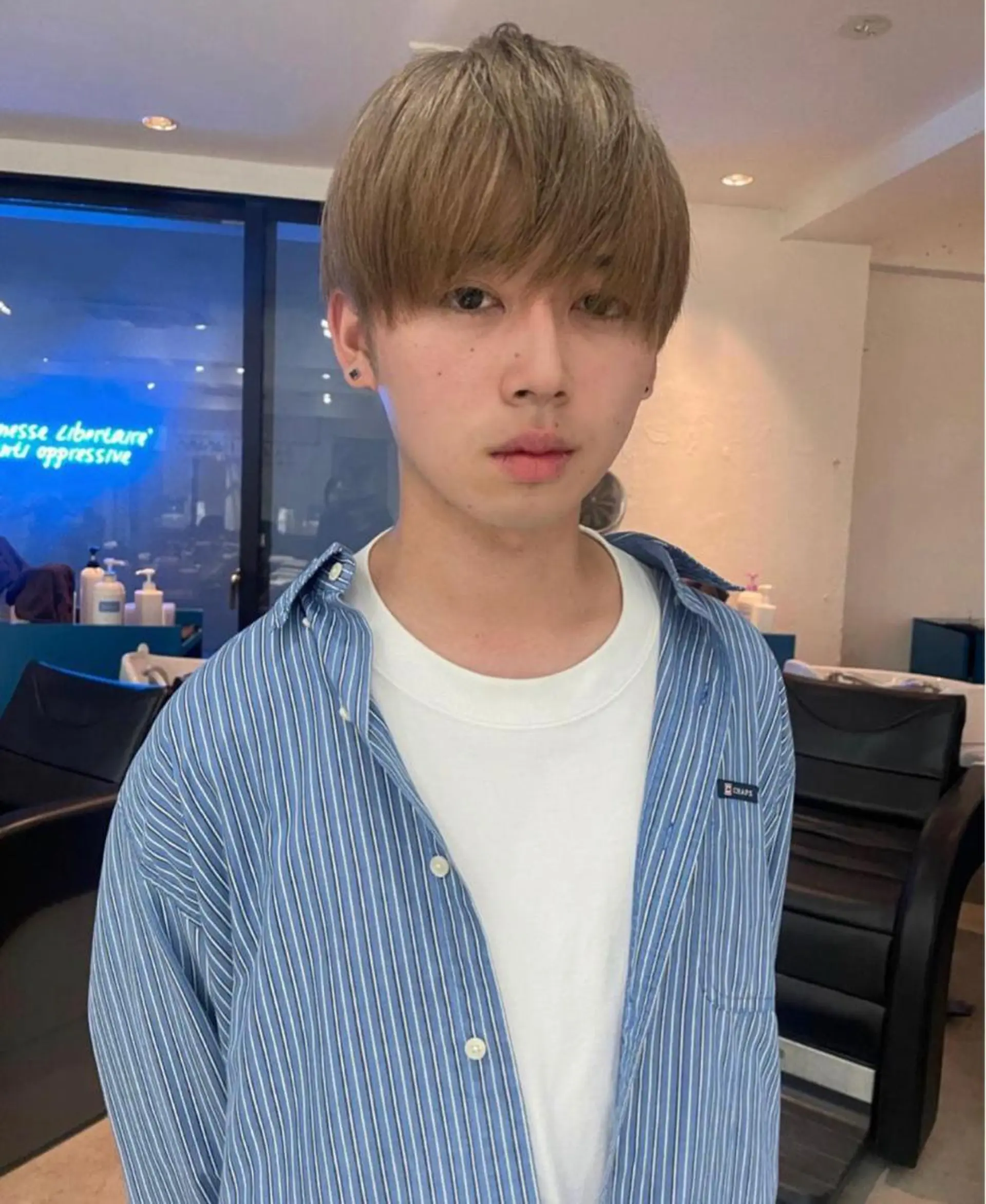 ショート カラー メンズ メンズバレイヤージュ メンズブリーチ センターパート フェードカット メンズハイライト ヘアカラー トリートメント ヘアセット スパイラルパーマ 🌐hina⭐️のヘアスタイル