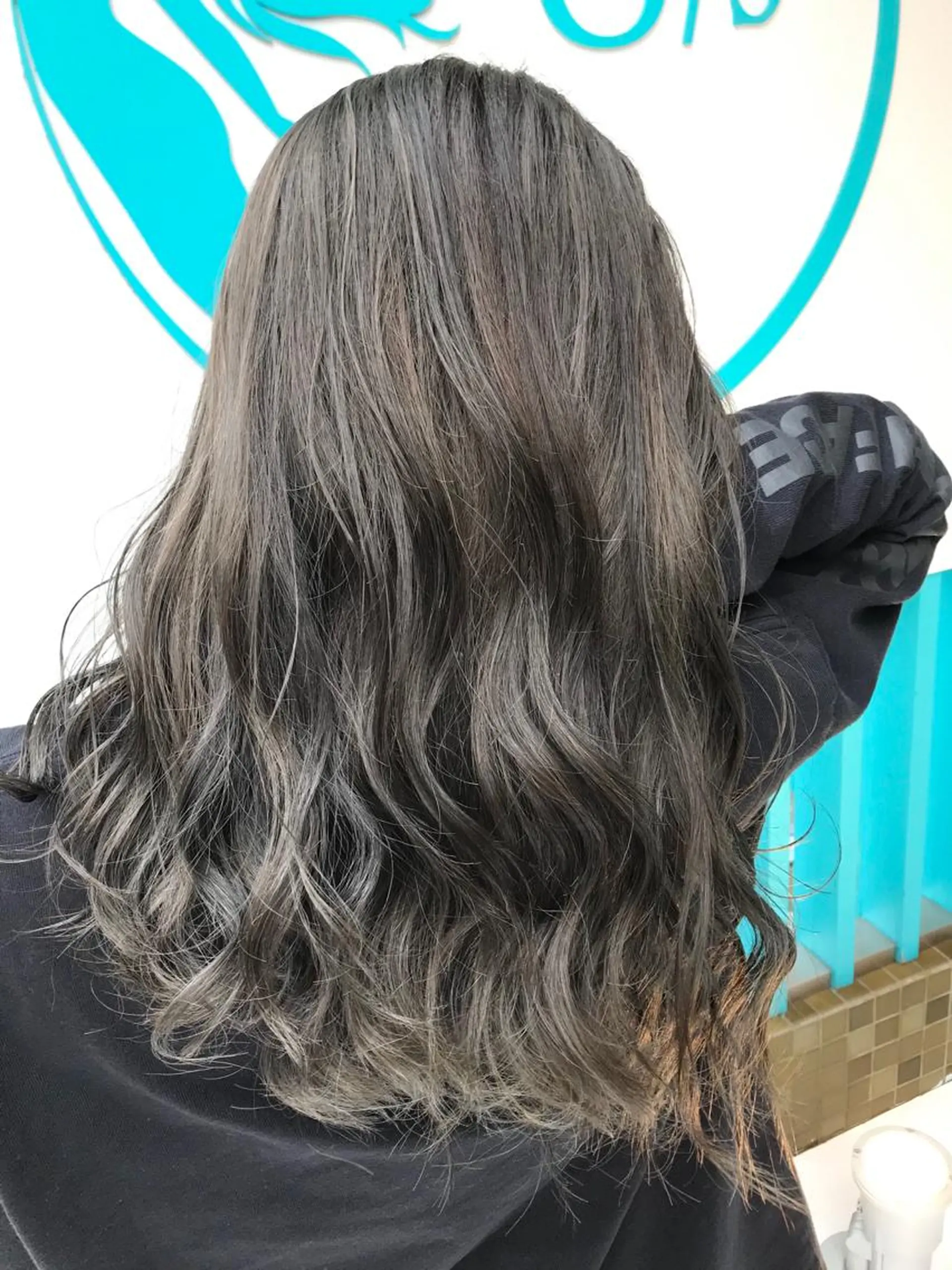 ロング カラー ヘアアレンジ グレージュ シルバー シルバーグレージュ カット ヘアカラー トリートメント 佐藤 魁人のヘアスタイル