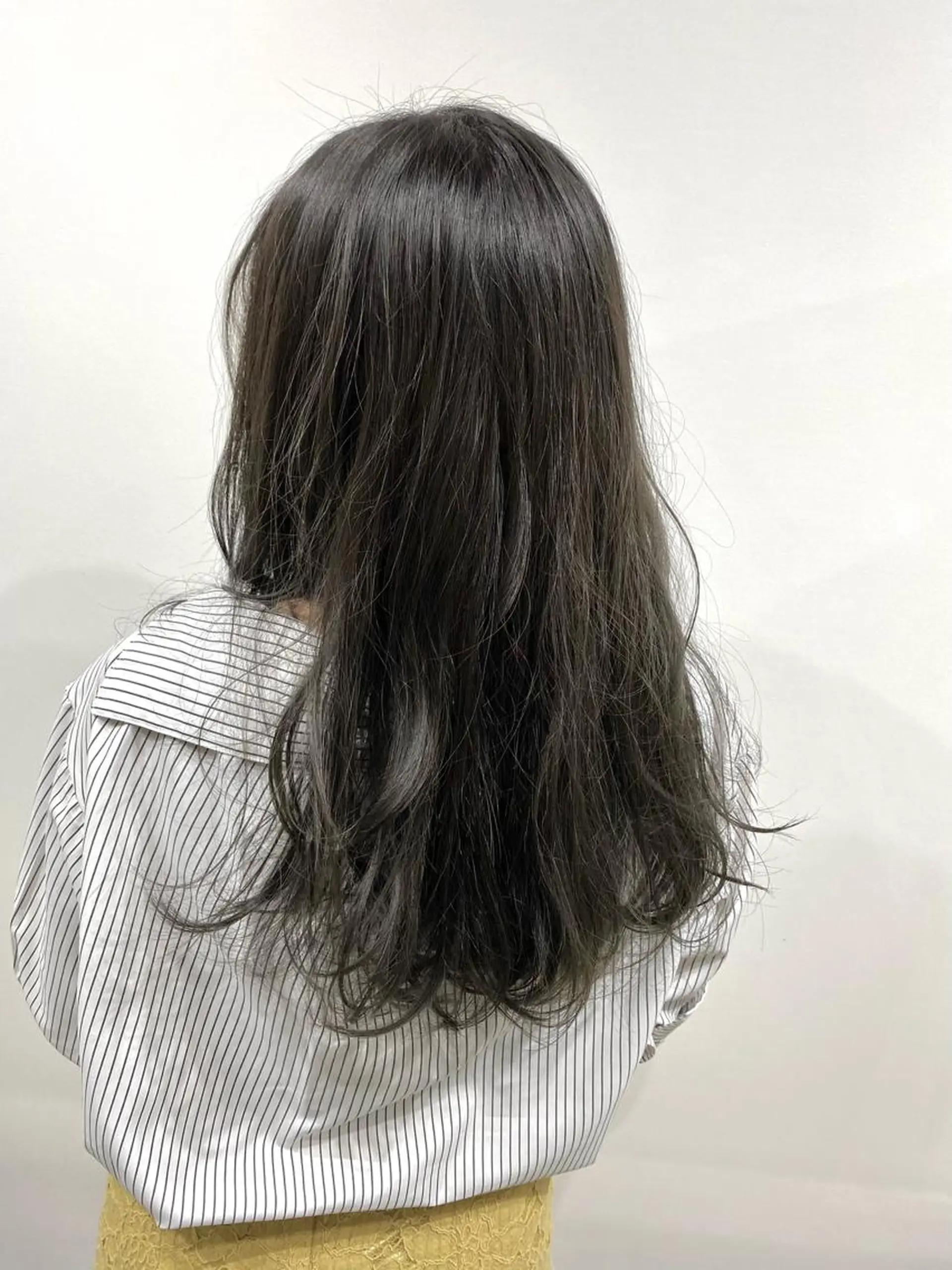 ロング カラー アッシュ 透明感カラー シルバー シルバーアッシュ カット 神保 佑斗のヘアスタイル