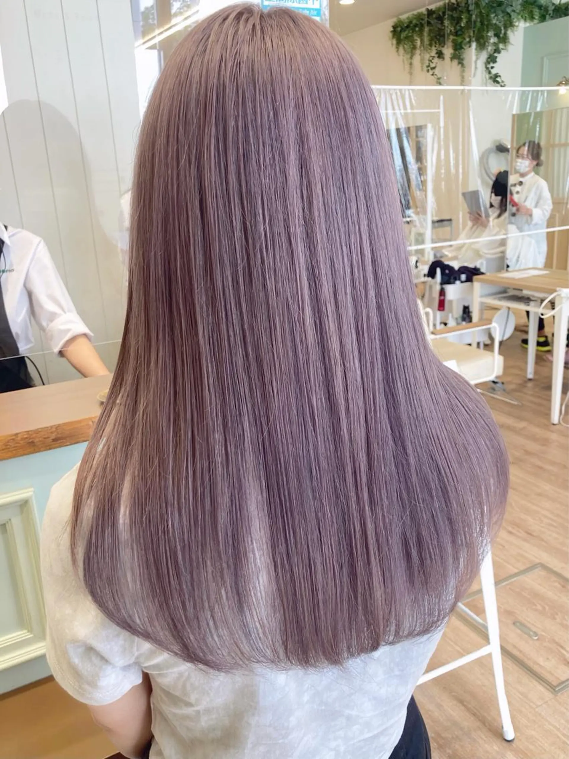 セミロング カラー グレージュ ラベンダーカラー ラベンダーグレージュ ラベンダーグレー ヘアカラー トリートメント ケアブリーチ 坪井佑樹のヘアスタイル