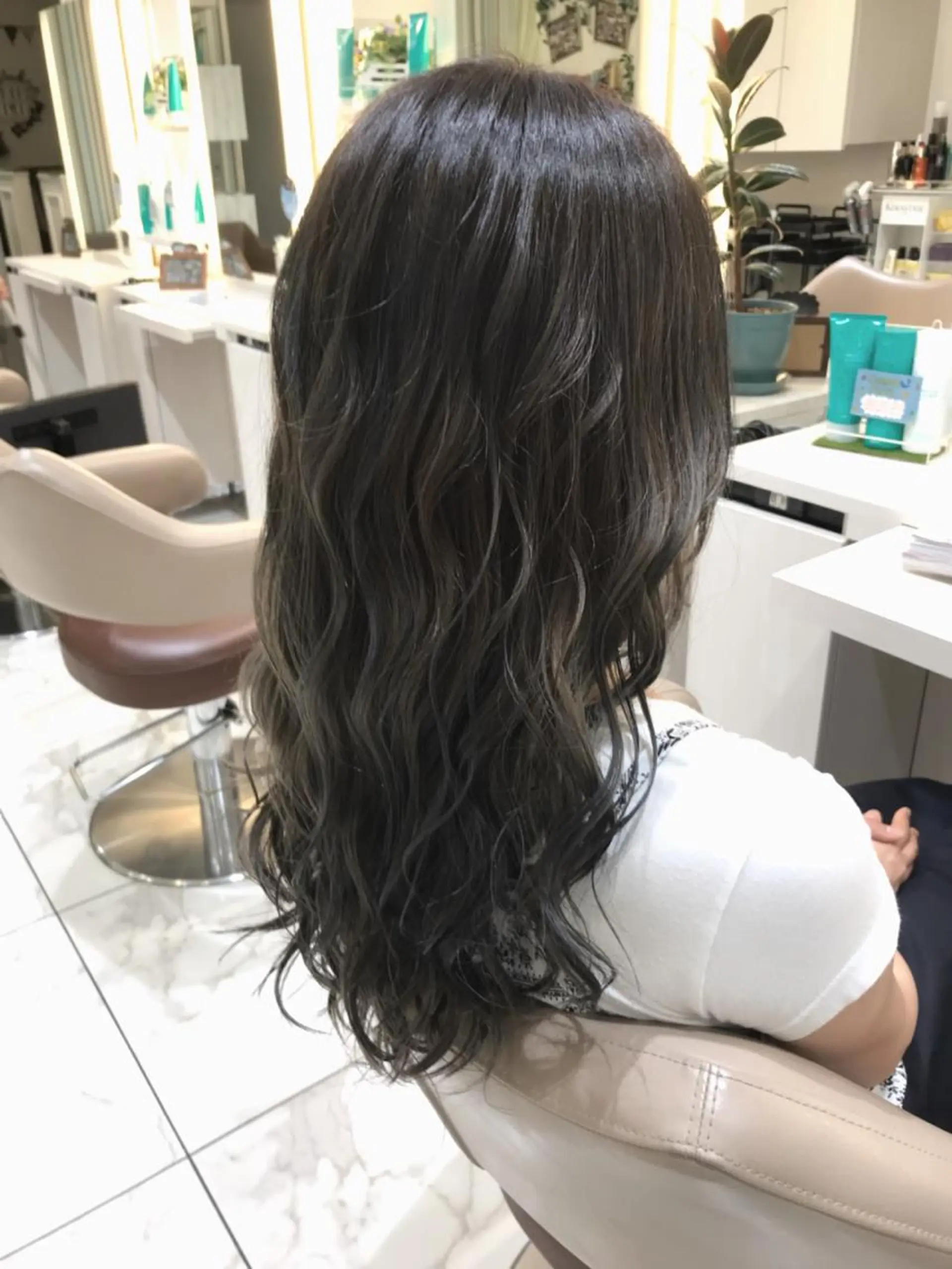 セミロング カラー ブリーチ ケアブリーチ 透明感カラー グラデーションカラー グレージュ 山崎俊輔/髪質改善 /バレイヤージュのヘアスタイル