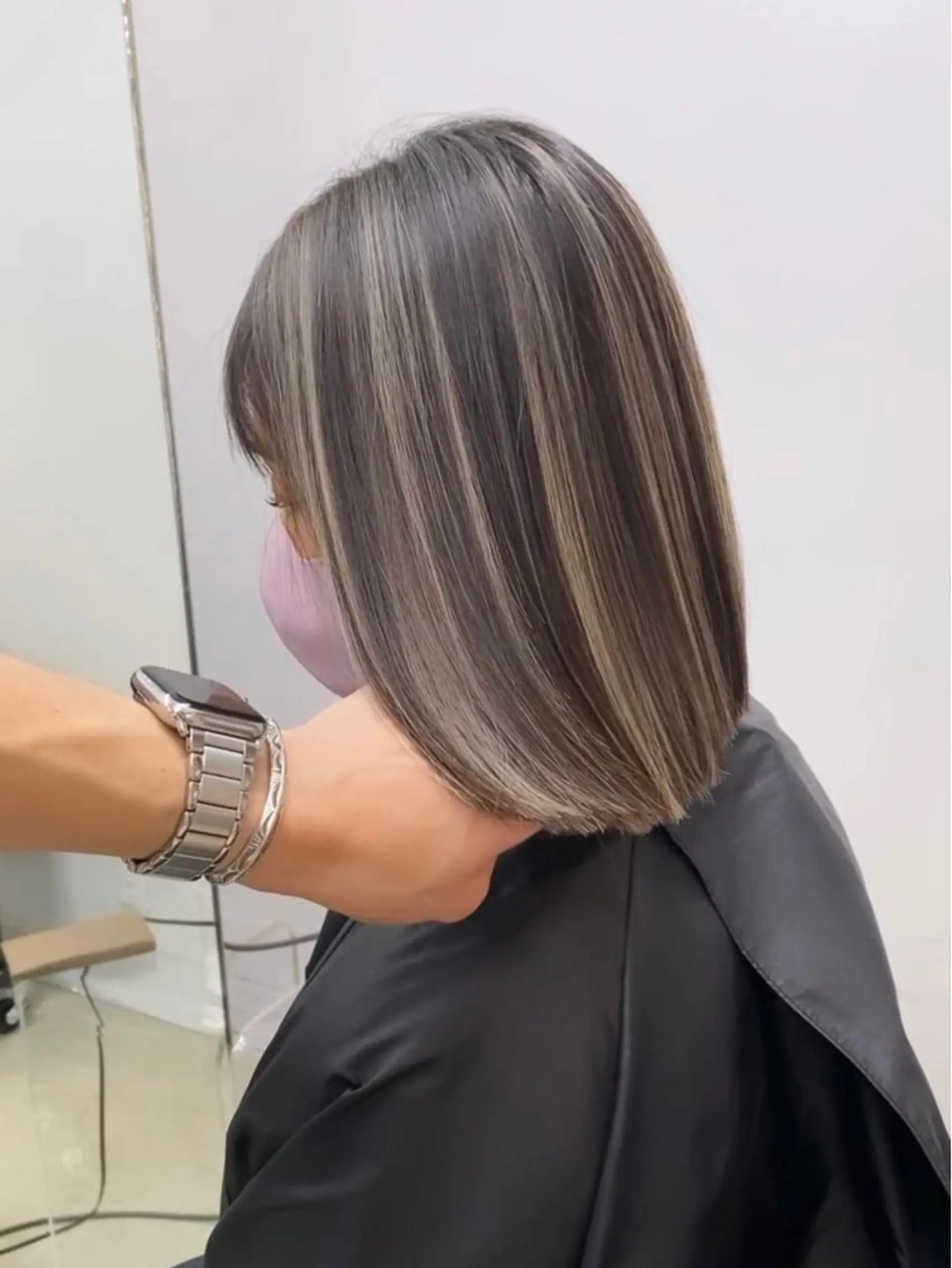 ミディアム カラー ネイル マツエク・マツパ アイブロウ カット ヘアカラー ハイライト、レイヤー カット/西梅田/中西のヘアスタイル