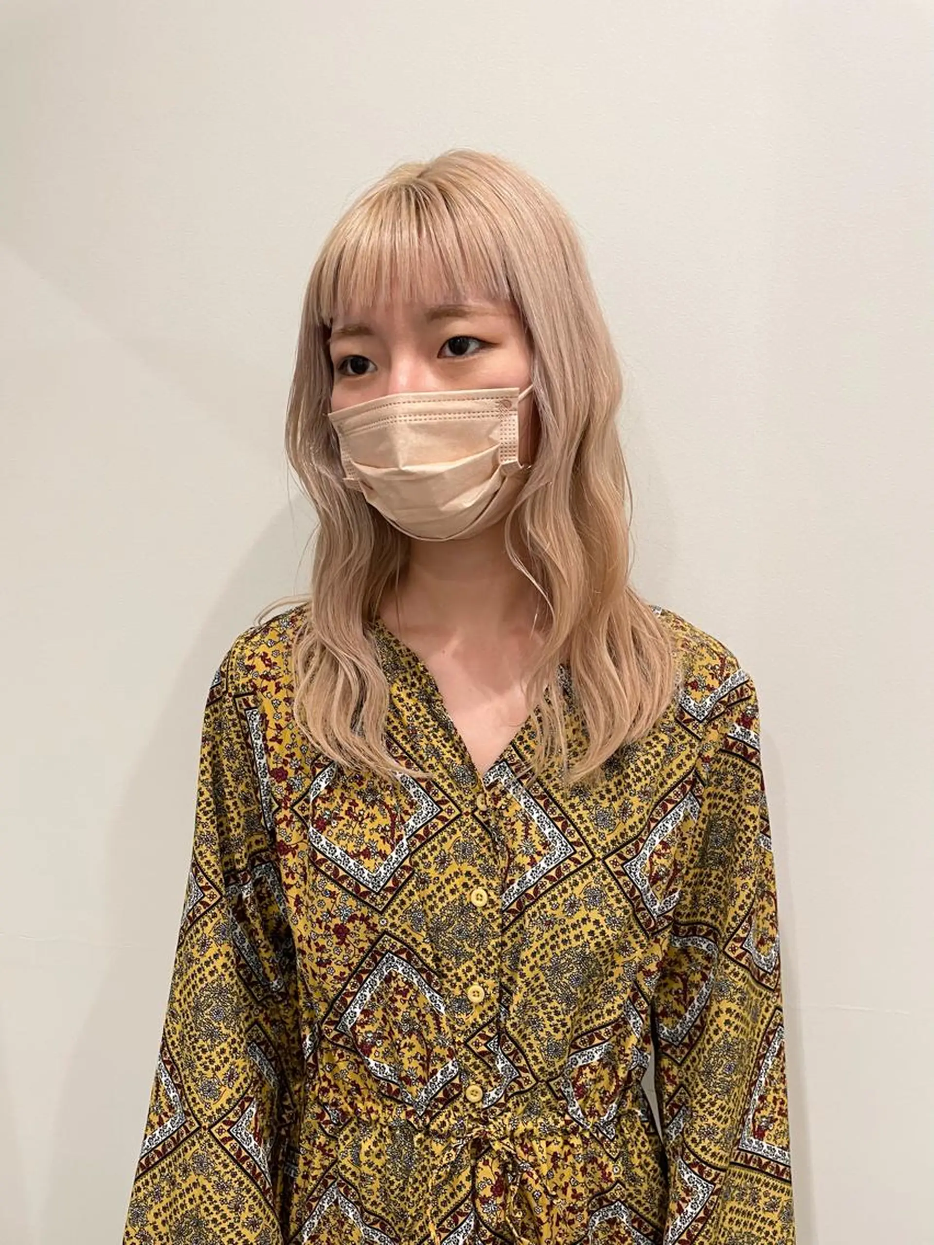 セミロング カラー ブリーチ ブロンド 似合わせカット ヘアカラー 渋谷 留菜のヘアスタイル