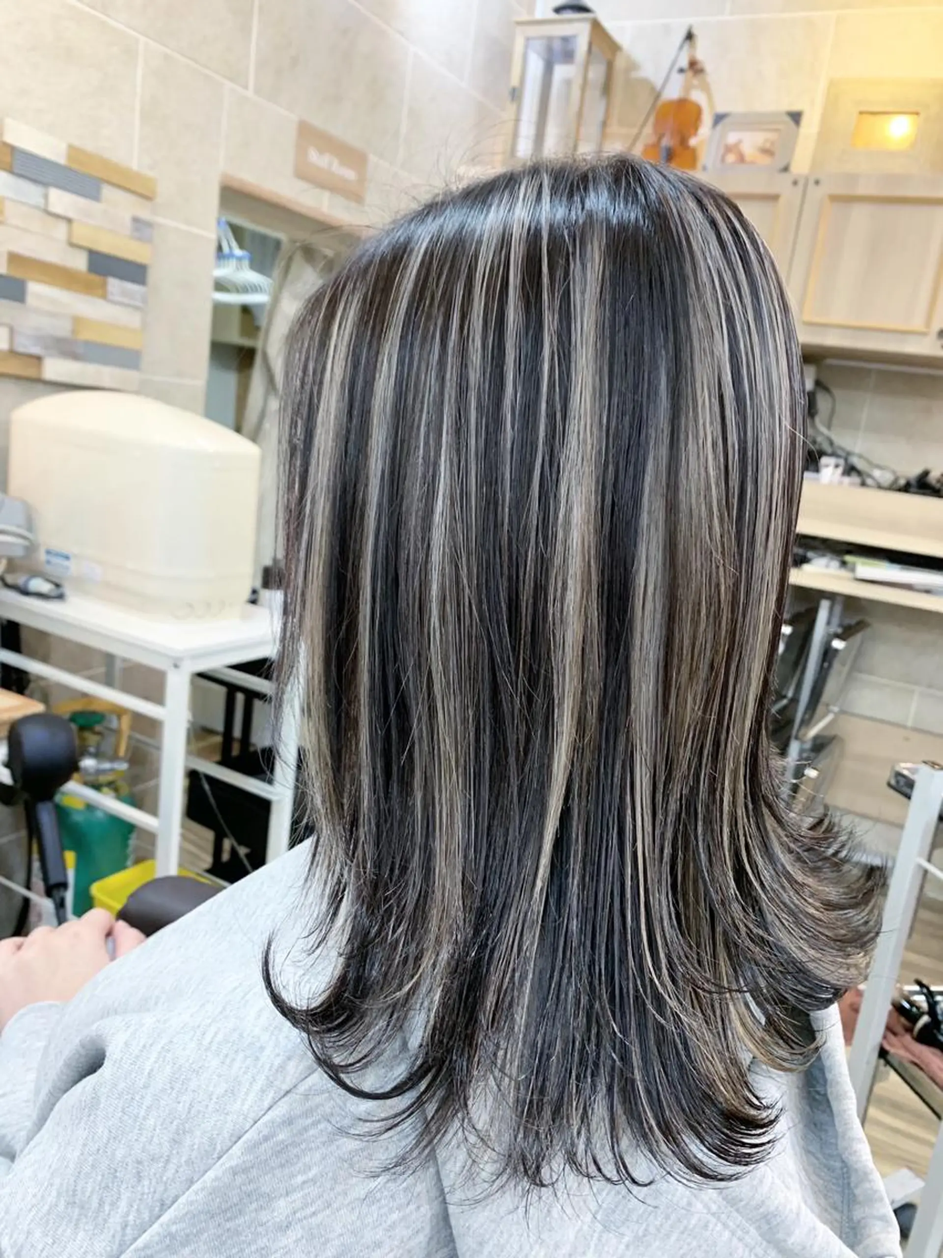 ミディアム ハイライト カット ヘアカラー トリートメント 平尾 拓也のヘアスタイル