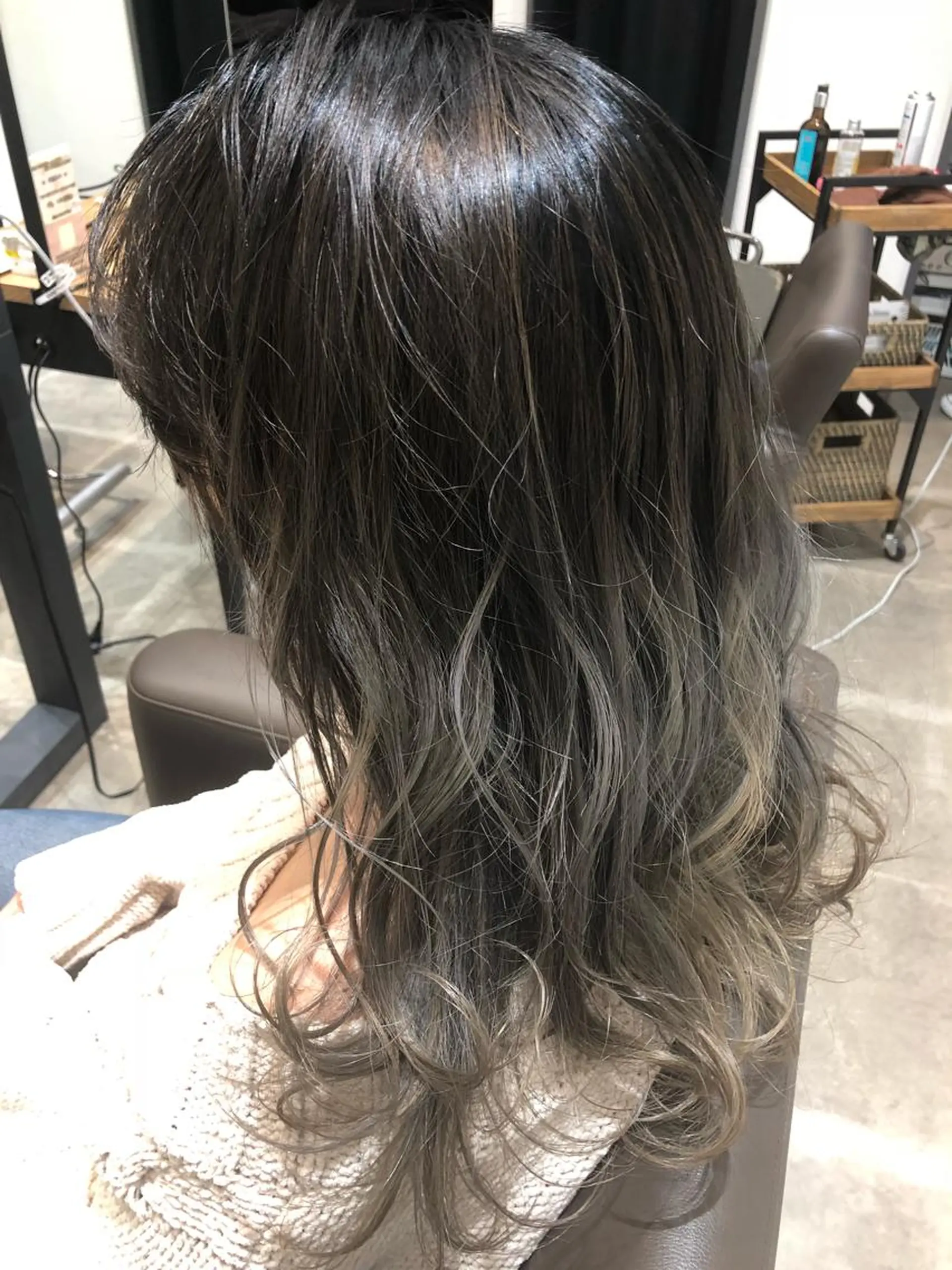 ロング カラー ブリーチ 井上 舞のヘアスタイル