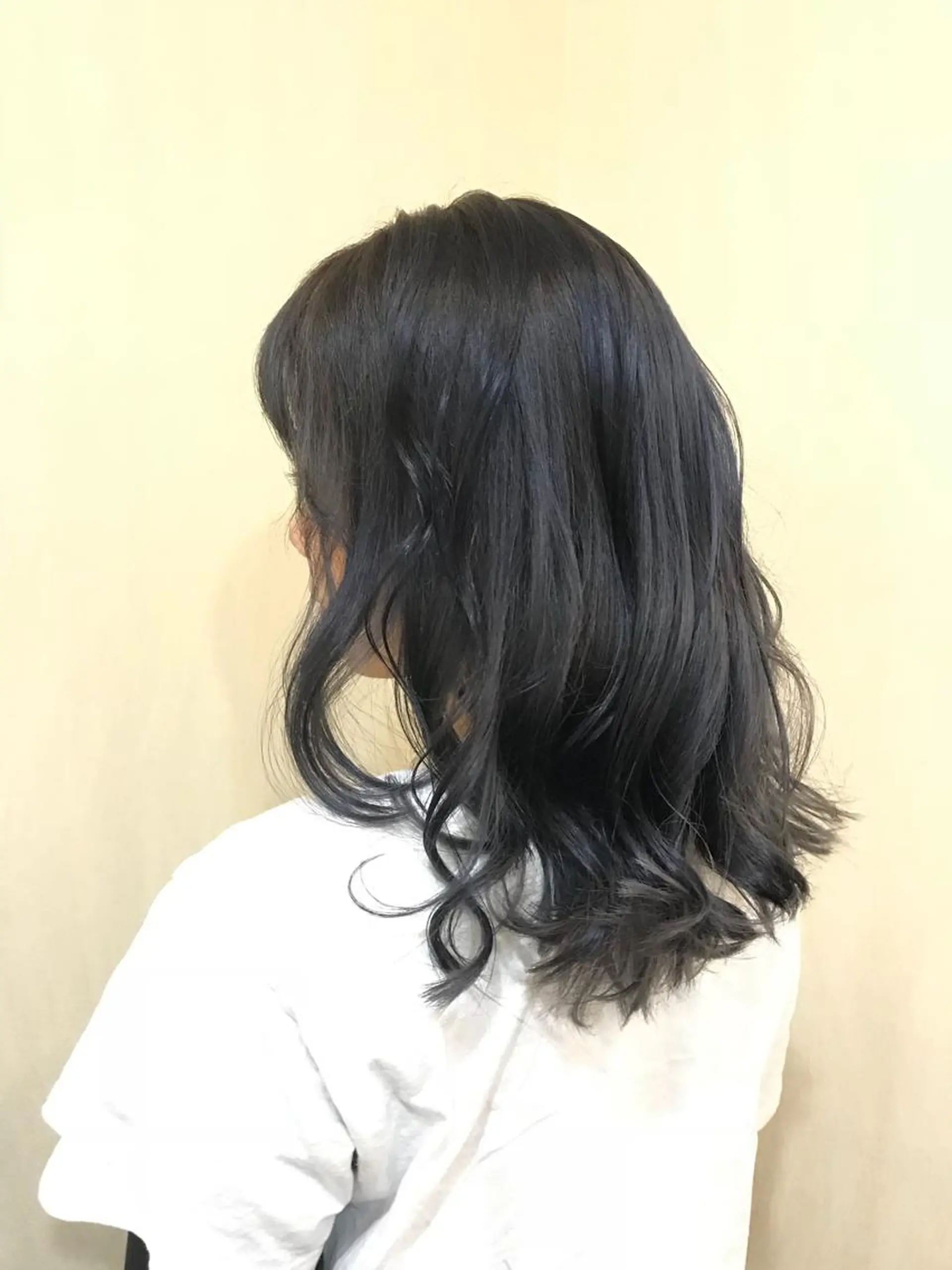 カラー アッシュ ブリーチ ブルーカラー ブルーアッシュ 磧本 祐里恵のヘアスタイル