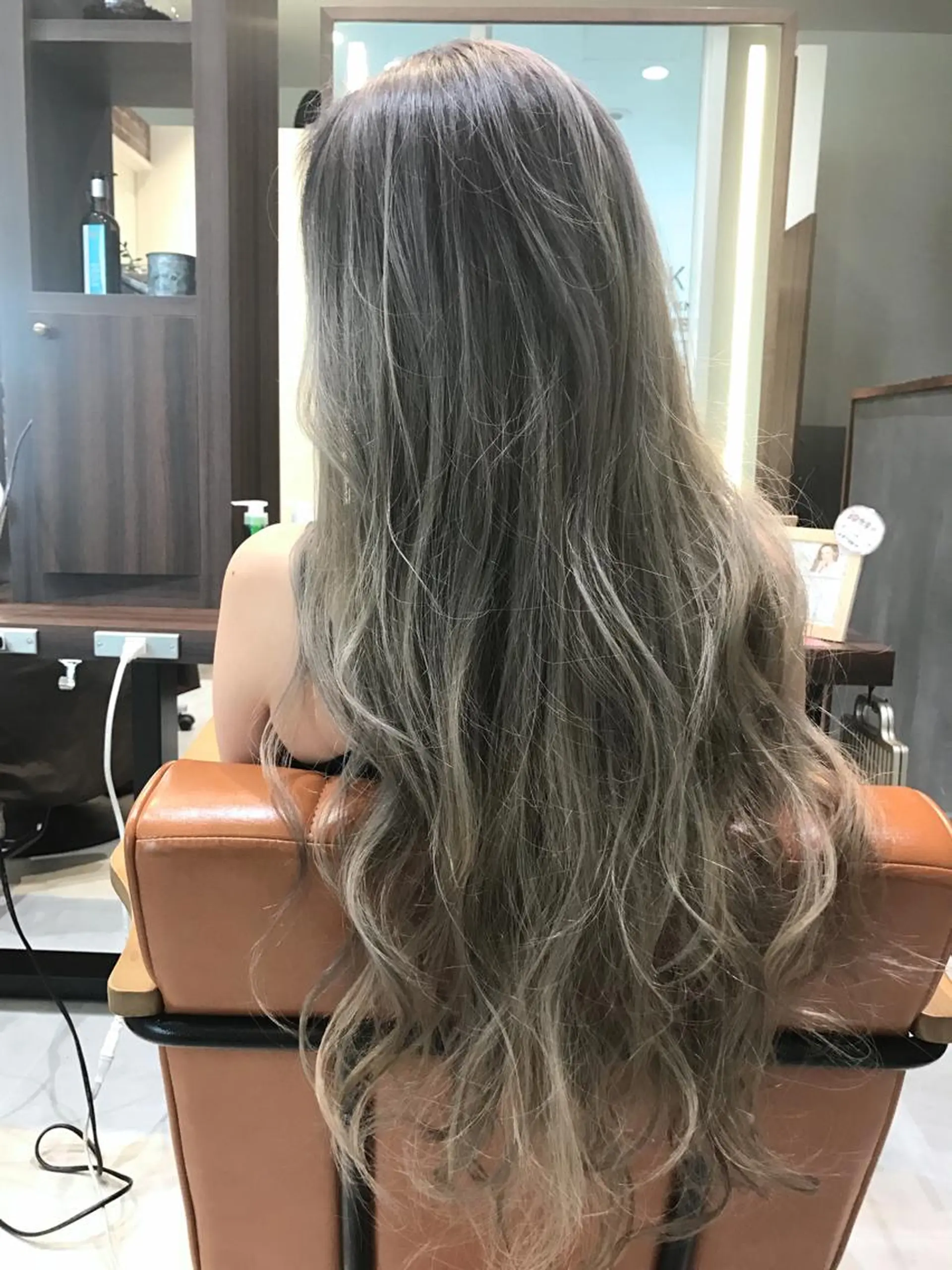 ロング カラー グラデーションカラー グレージュ 松本 明日可のヘアスタイル