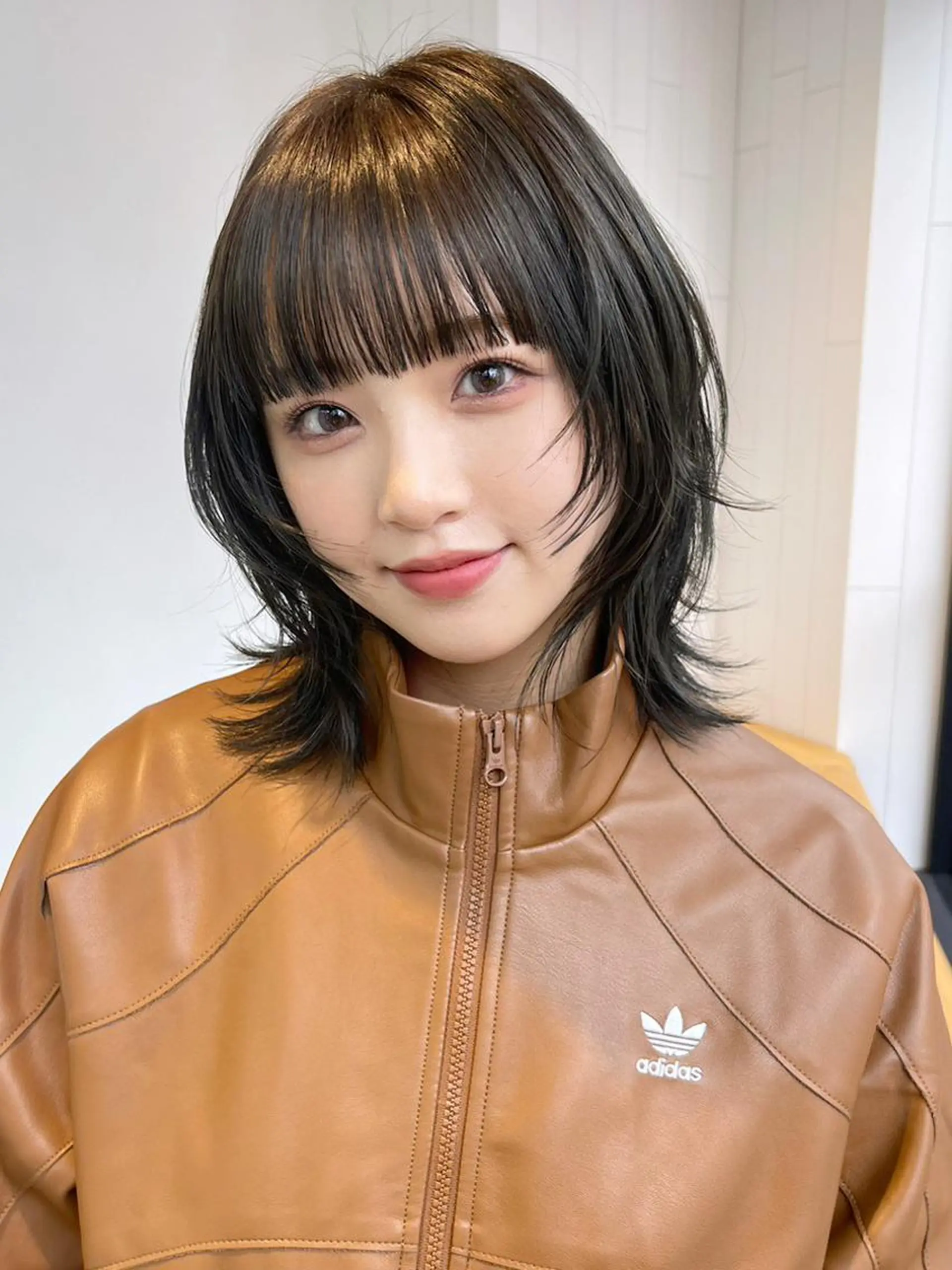 カラー ミディアム 顔まわりレイヤー レイヤーカット ITby ALBUM 北千住店のヘアスタイル