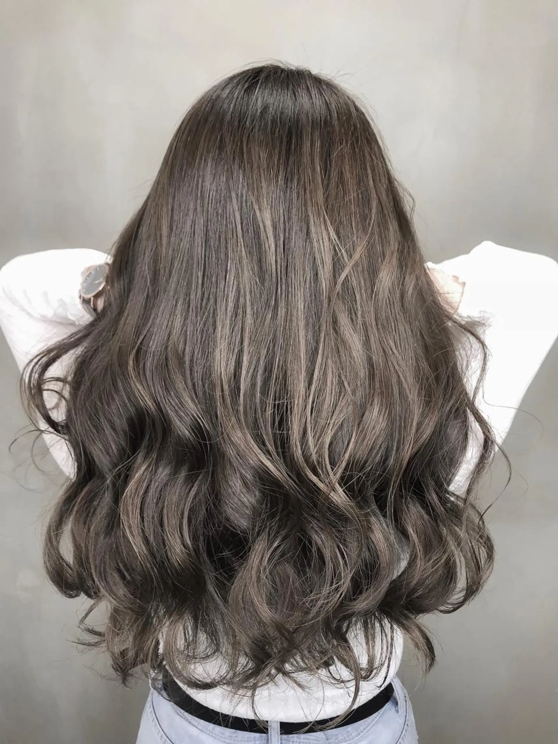 セミロング カラー シルバー eclair.髪質改善&トリートメント所属・【艶髪、透明感】西村 有司のヘアスタイル