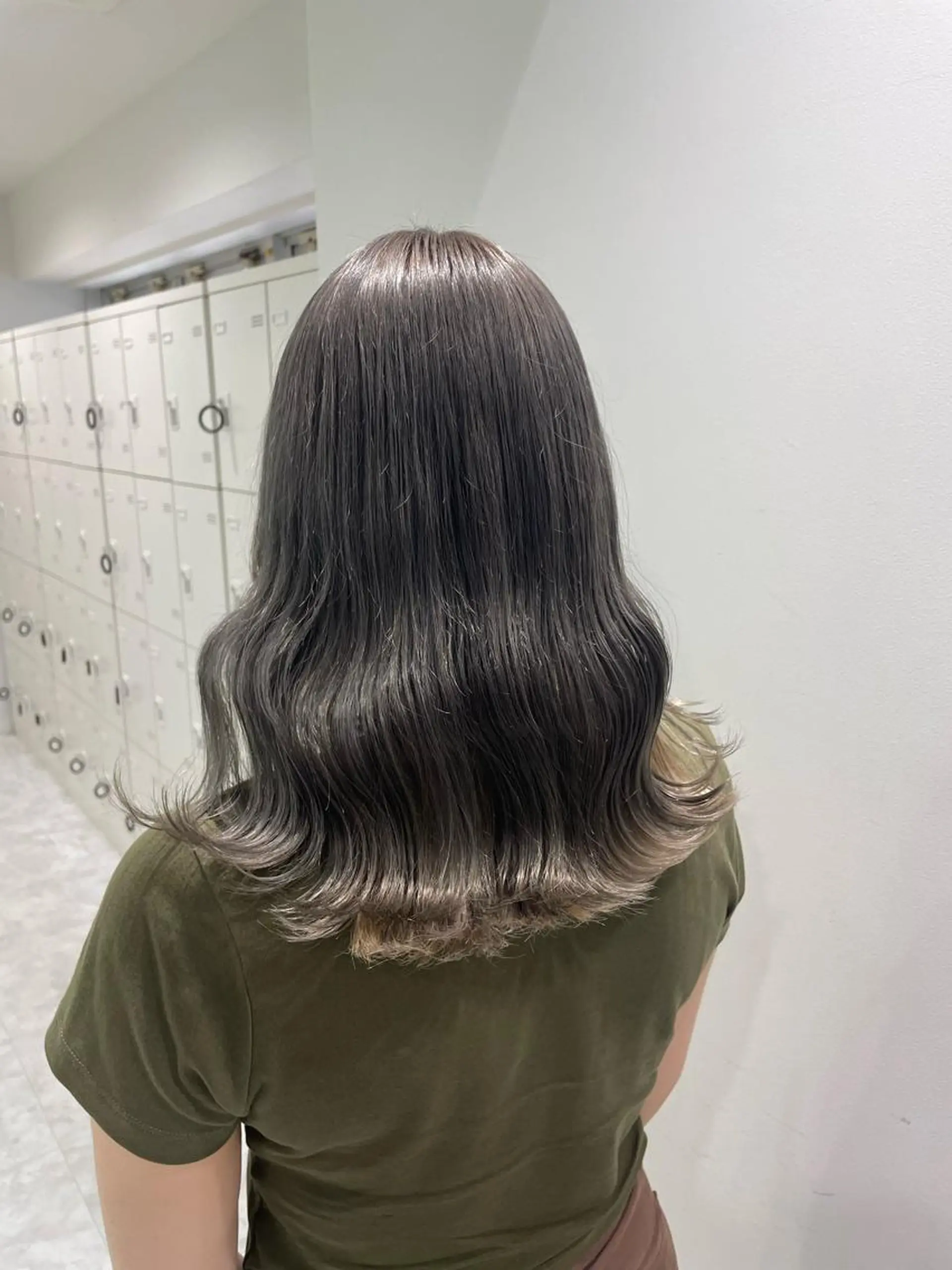 セミロング カラー ヘアアレンジ メンズ シルバー ヘアカラー トリートメント ヘアセット 顔まわりカット の達人のヘアスタイル