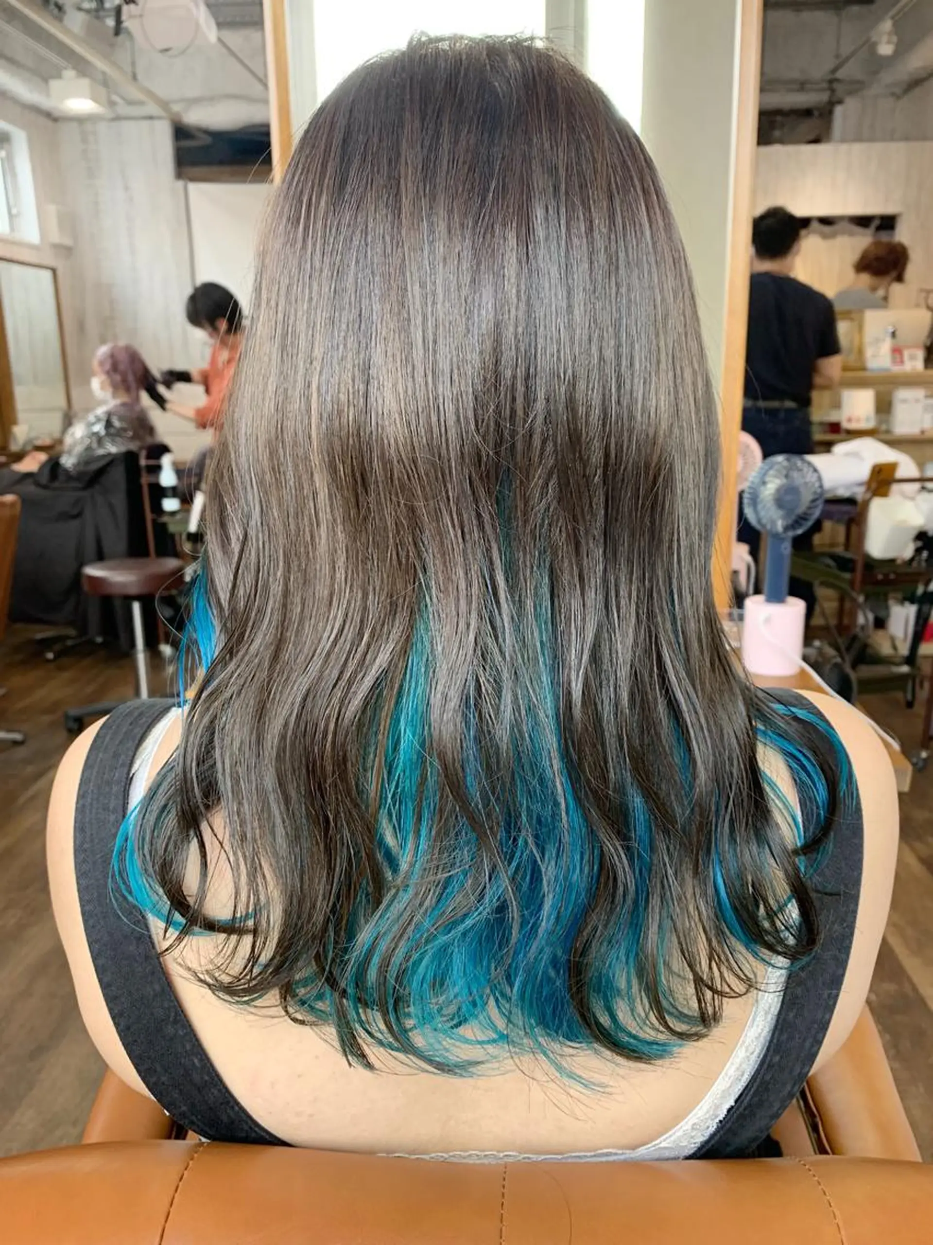 セミロング カラー ダブルカラー イヤリングカラー ハイライトカラー イルミナカラー インナーカラー 🔆学生に人気🔆 AEQUITASのヘアスタイル