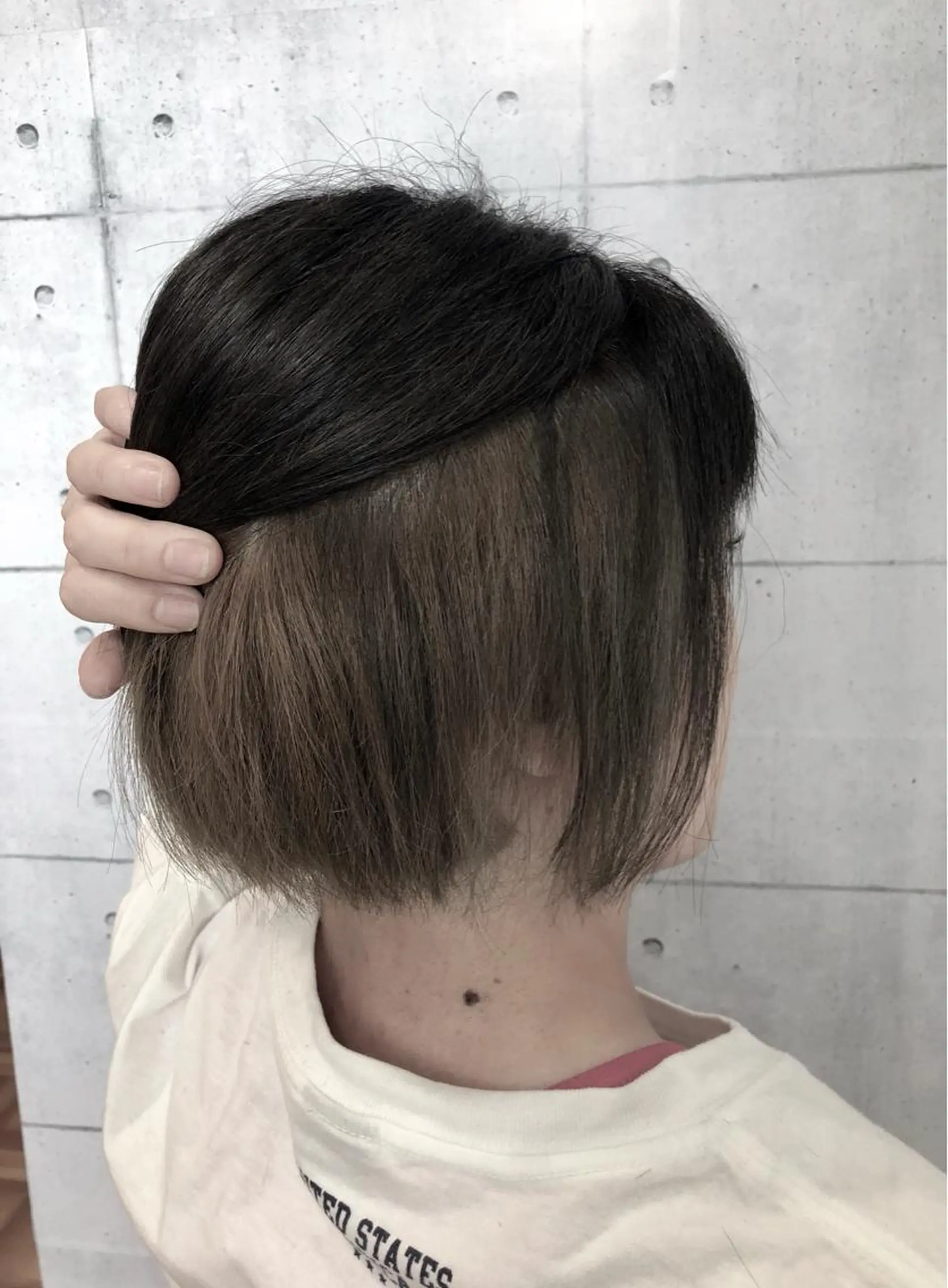 ミディアム カラー アッシュ ブリーチ シルバー シルバーアッシュ 金沢 広美のヘアスタイル