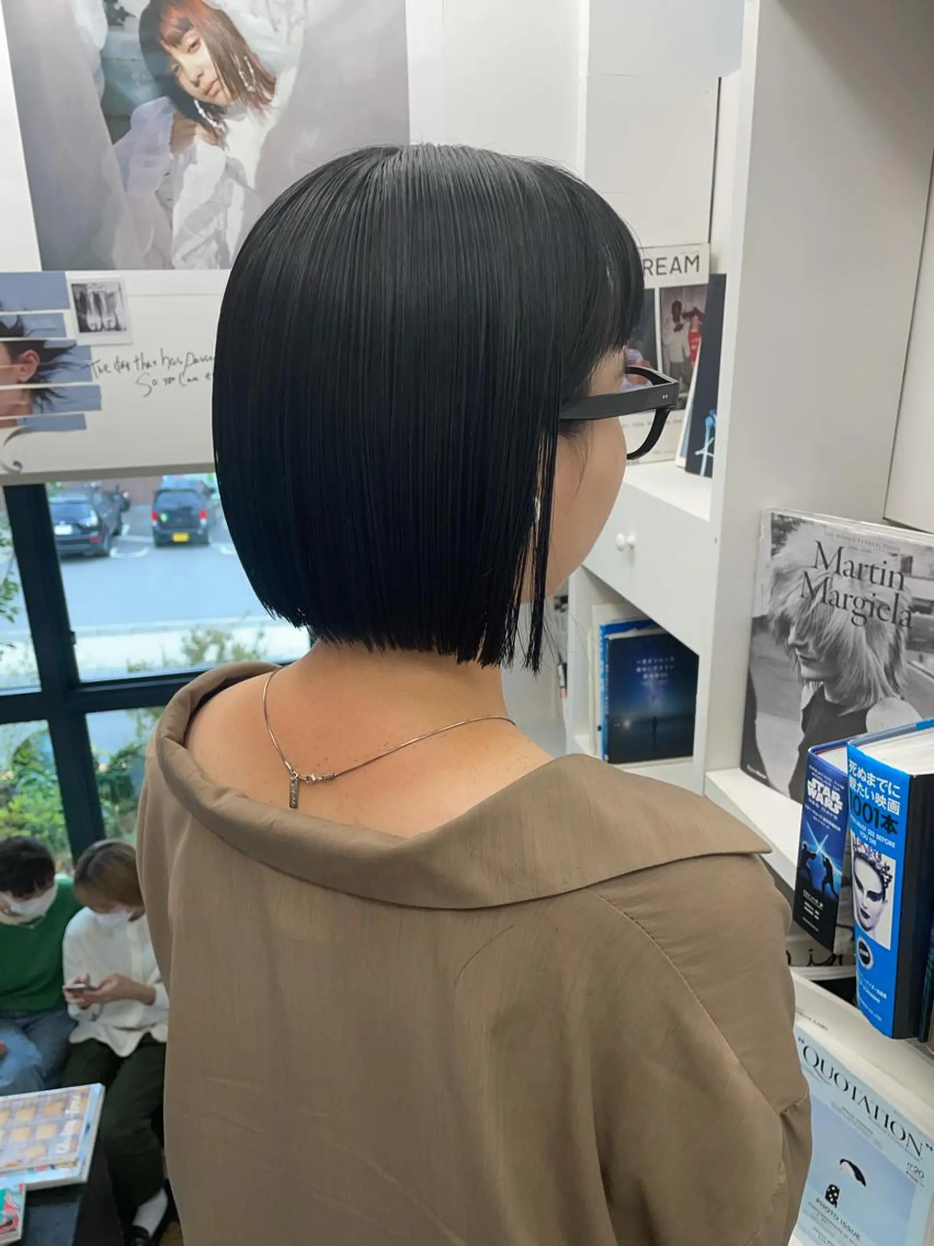 ショート カラー 黒髪 ブルーカラー ブルーブラック アオキ リノのヘアスタイル