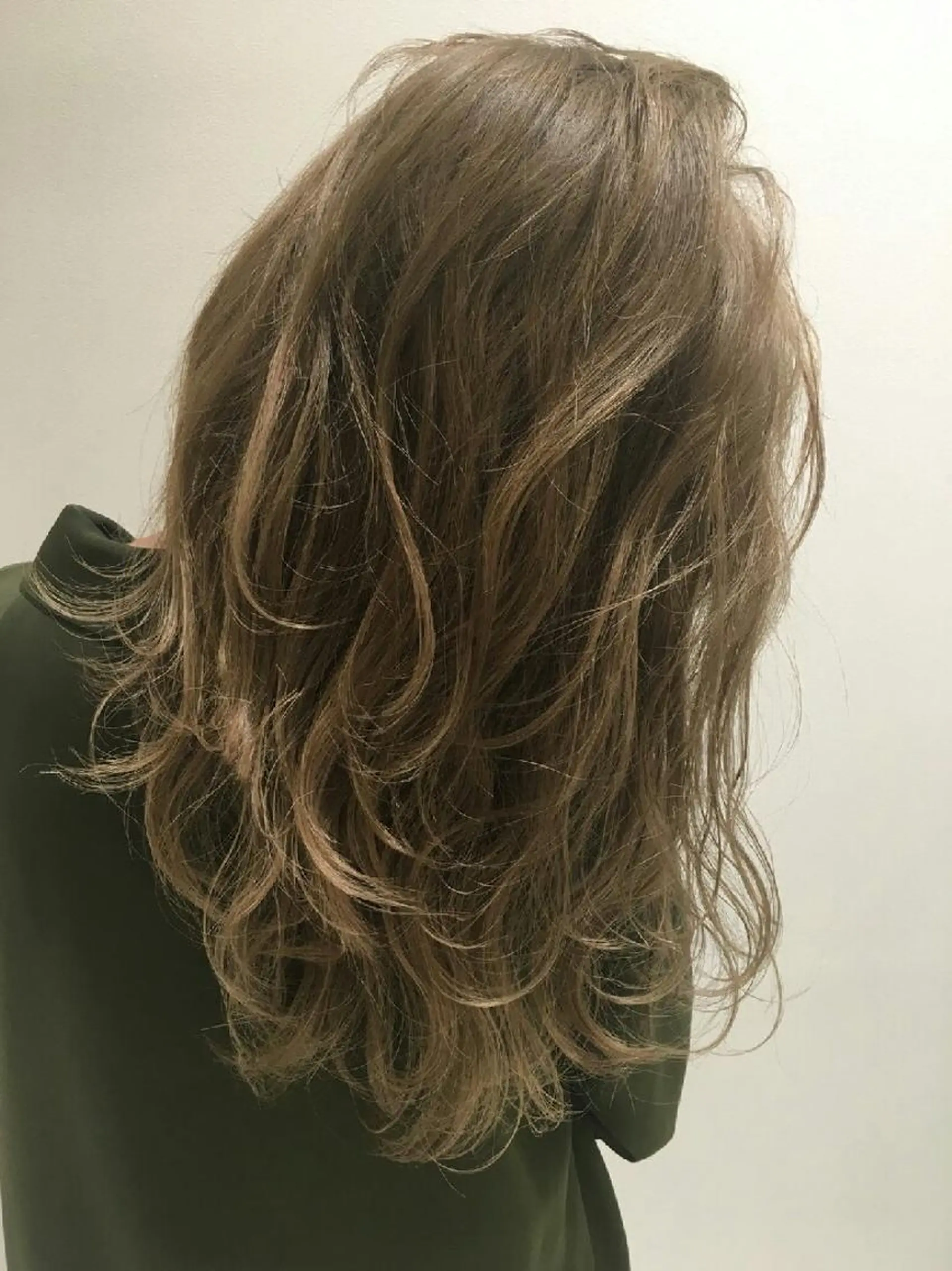 セミロング カラー パーマ カット ヘアカラー トリートメント 寺島 伸のヘアスタイル