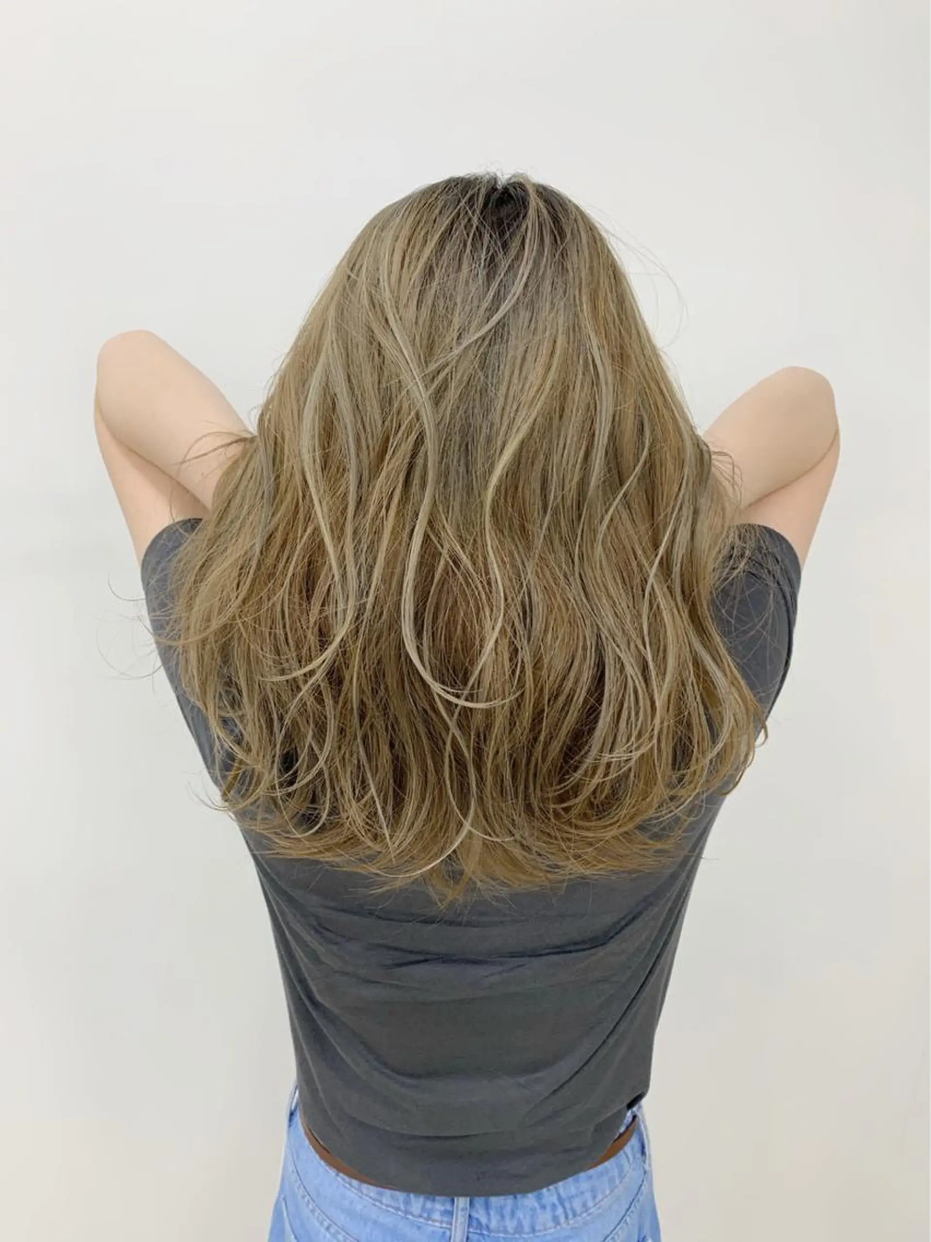 セミロング ハイライト 心斎橋/海外レイヤー 募集中三好玲奈のヘアスタイル