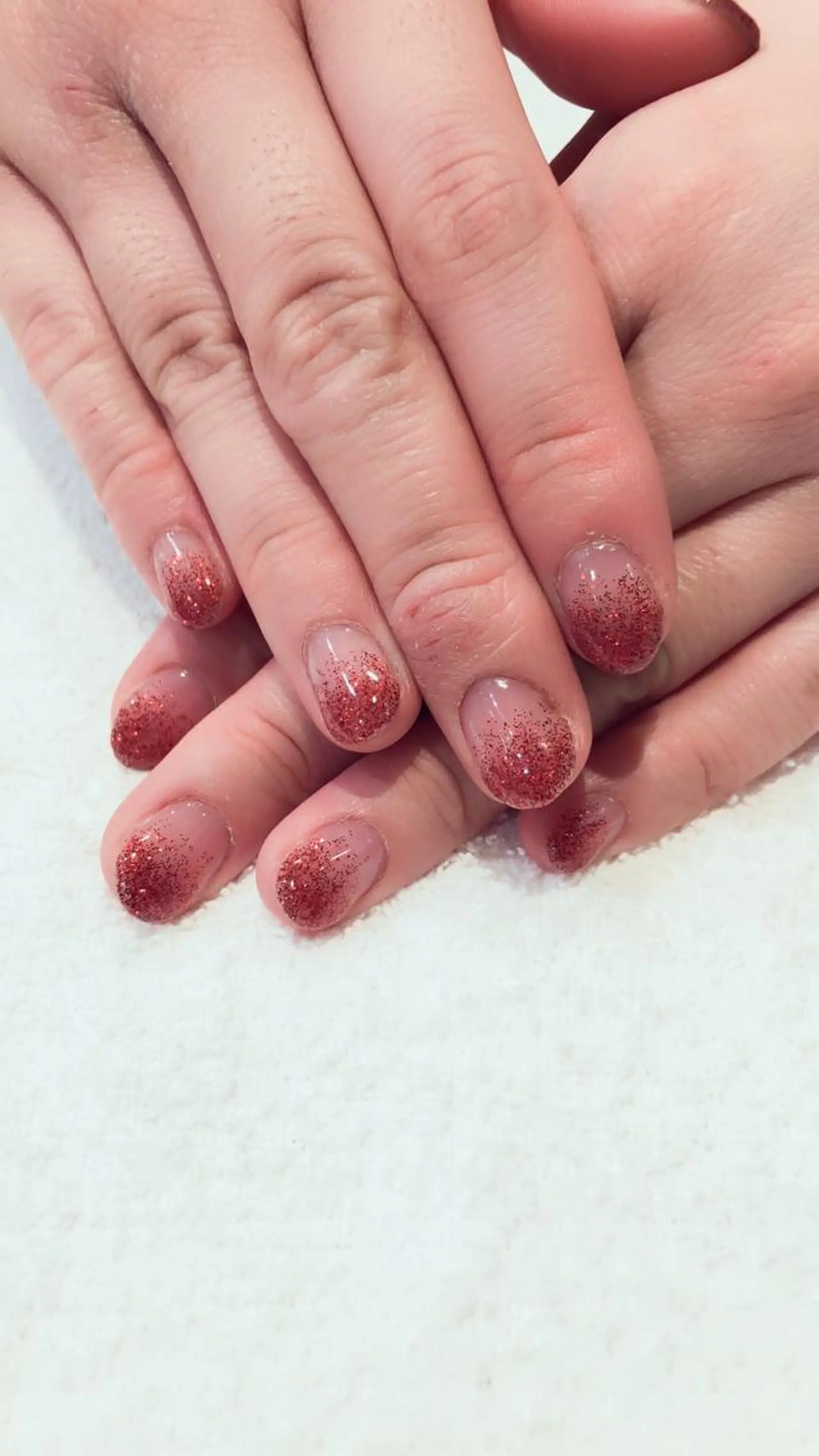 ネイル グラデーション ラメ(グリッター) ラメグラデーション 赤阪 優奈のヘアスタイル