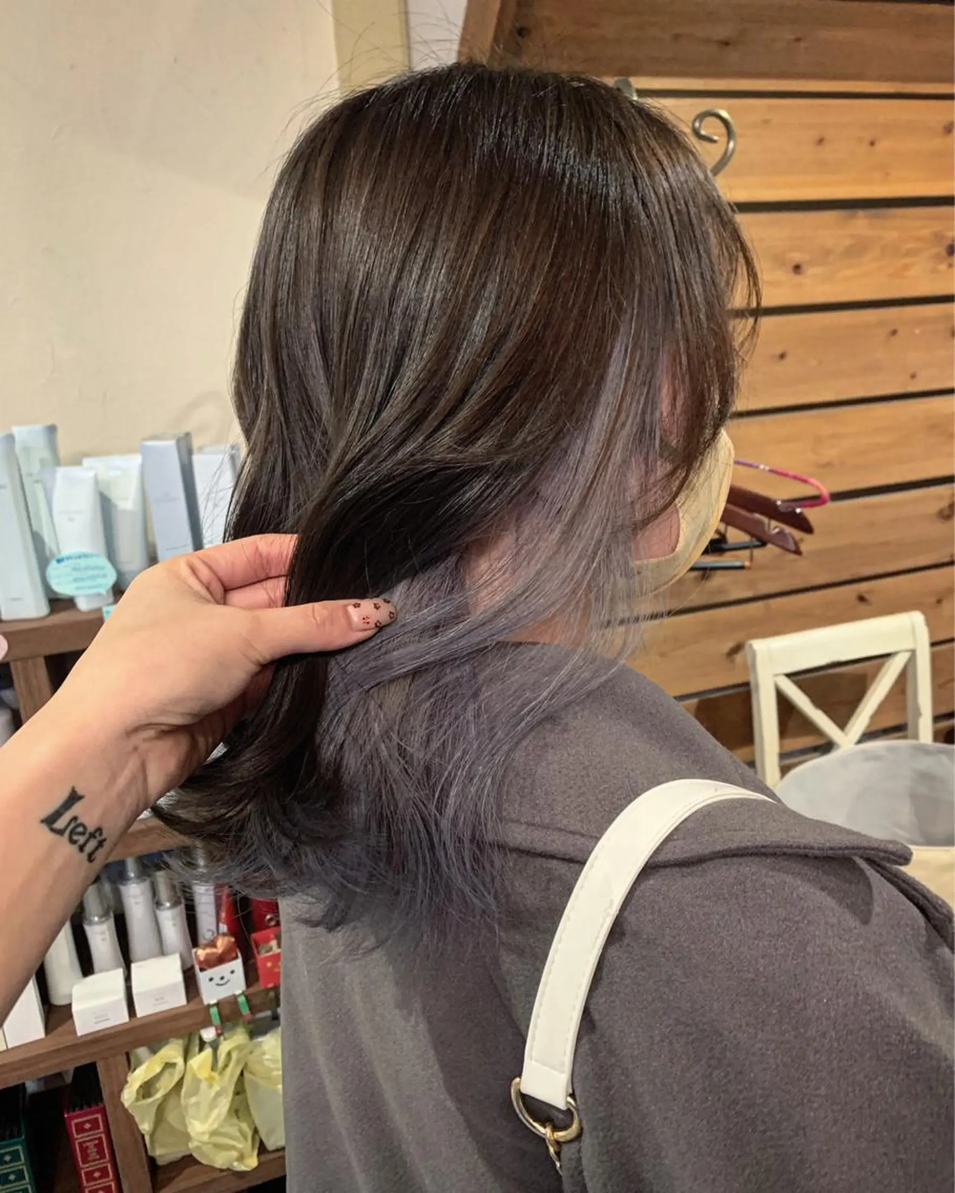 ロング カラー ブリーチ インナーカラー シルバー 顔周りカット 小顔カット カット ヘアカラー Morpho Hair Product所属・井上 花音のヘアスタイル