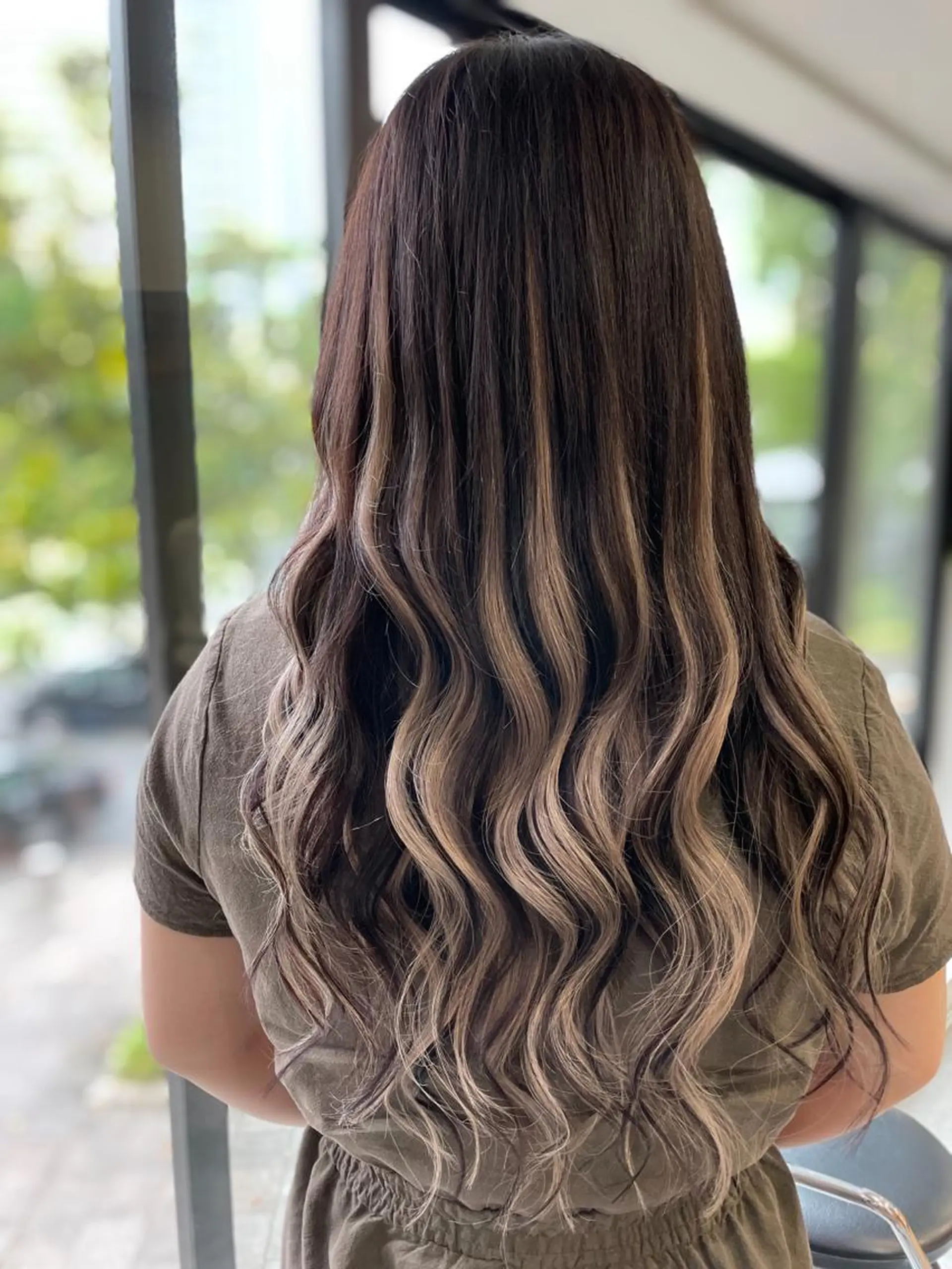 ロング プルエクステ エクステ ハイライト エクステ スタジオフツーロ バイビーヘアーのヘアスタイル